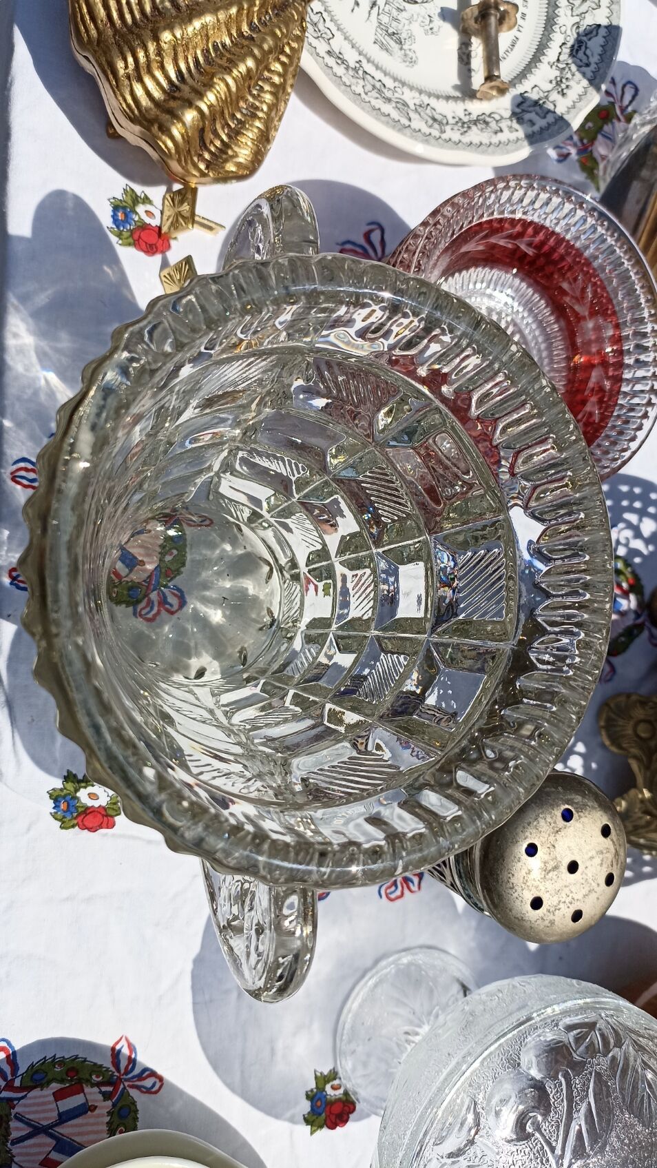 Art Deco bee-shaped vase in thick crystal