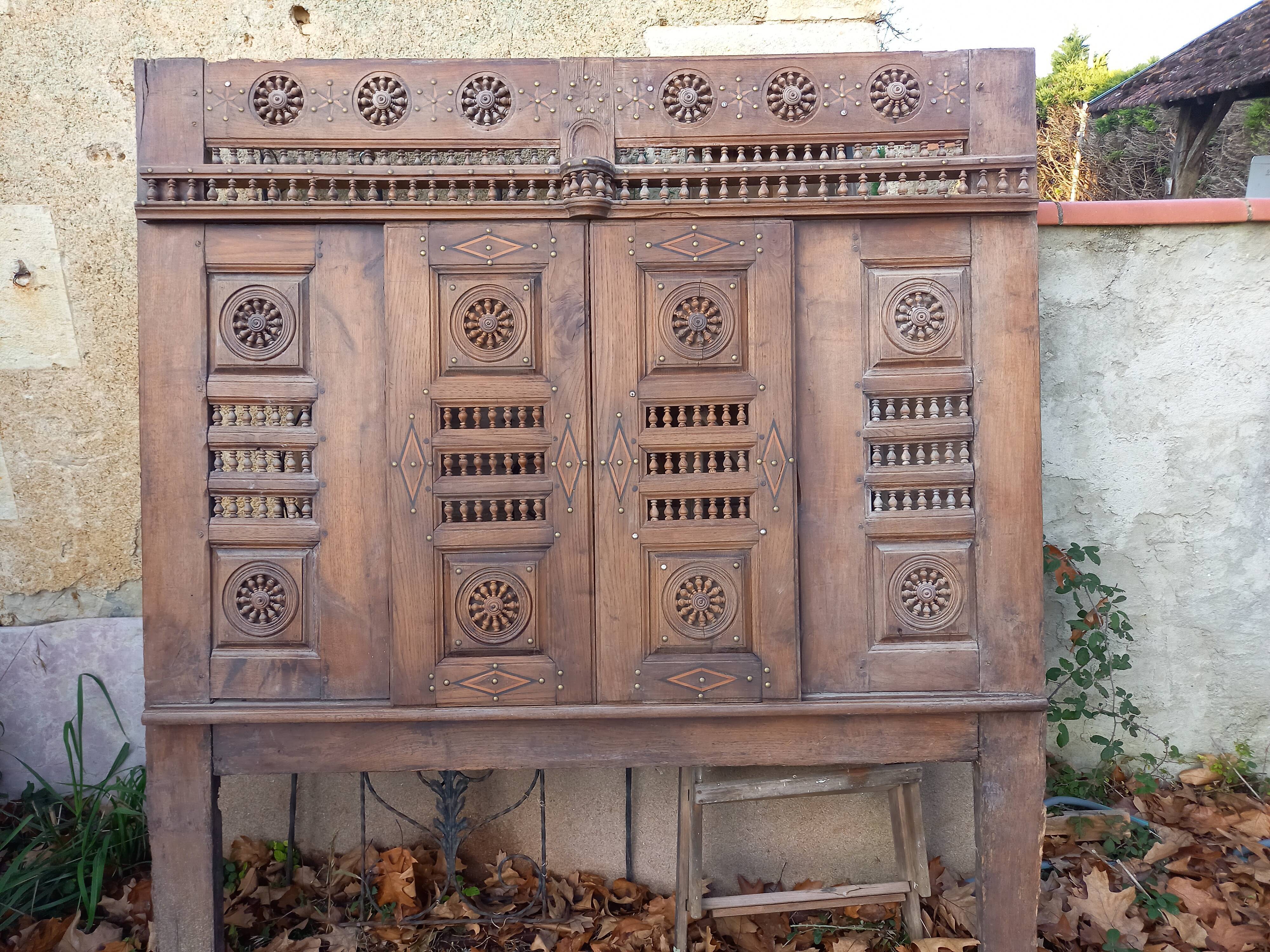 Old Breton closed bed façade