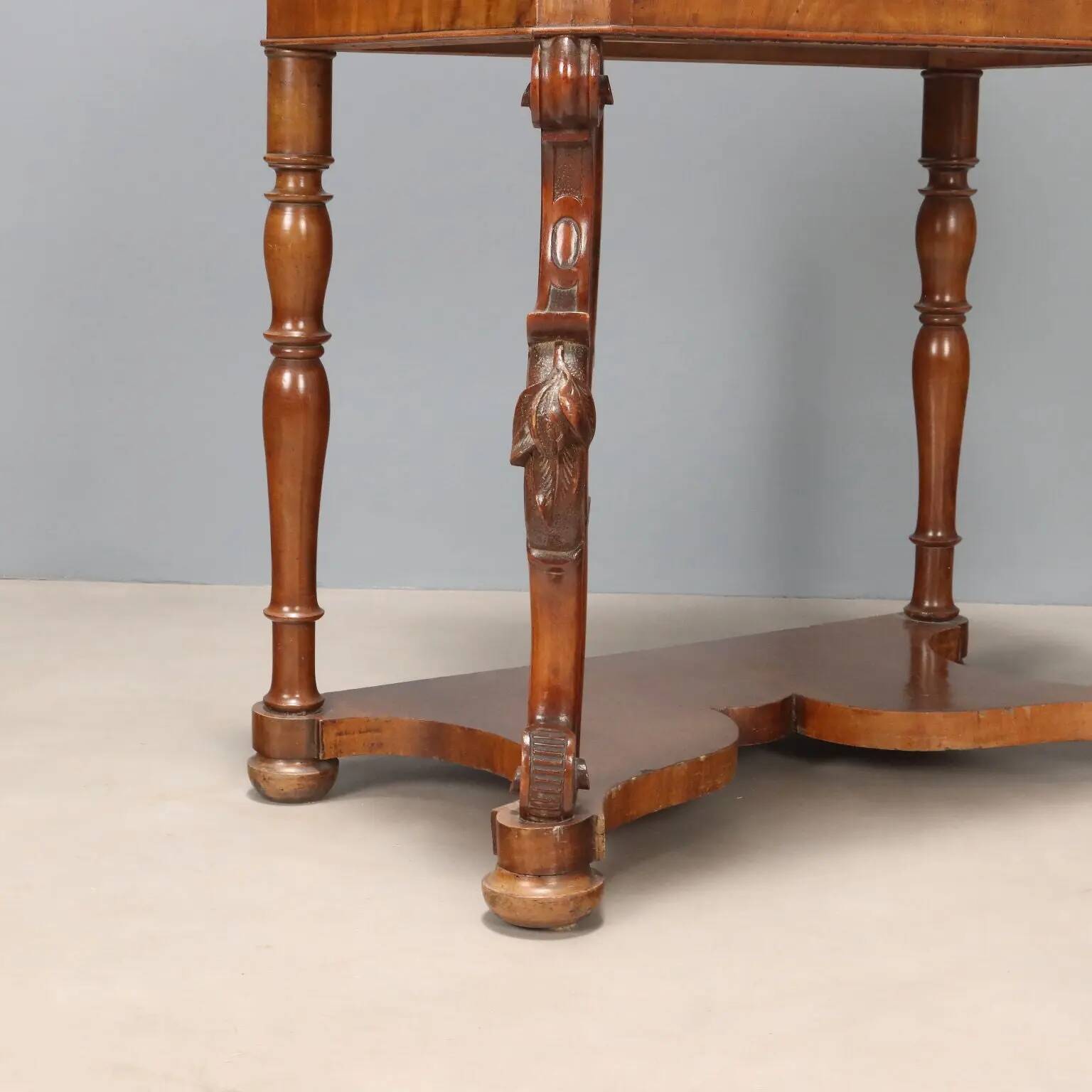 Antique walnut dressing table with mirror and drawer, Italy, 19th century.