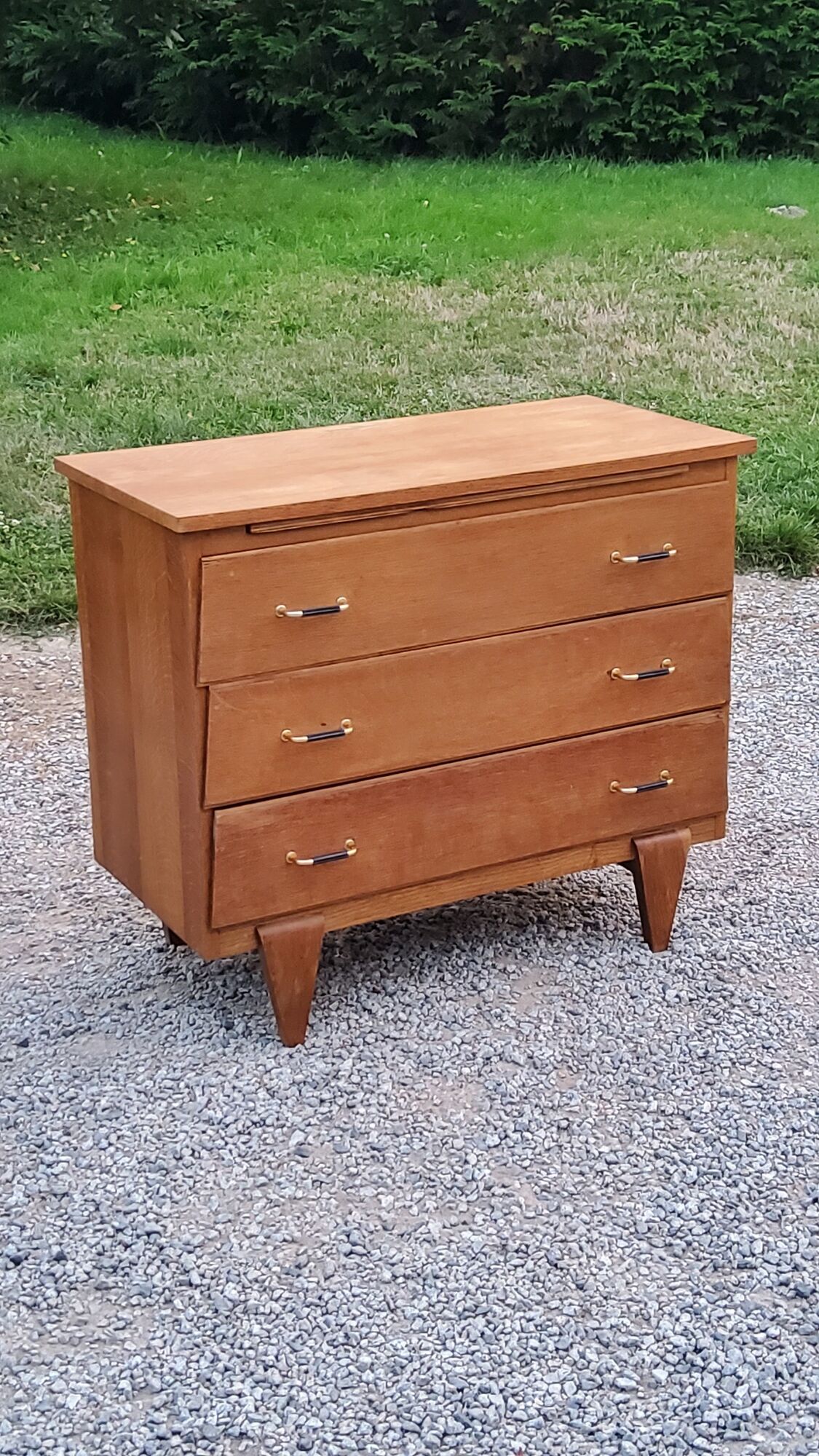 Vintage chest of drawers in golden oak from the 50s with 3 drawers and spindle-legged shelf
