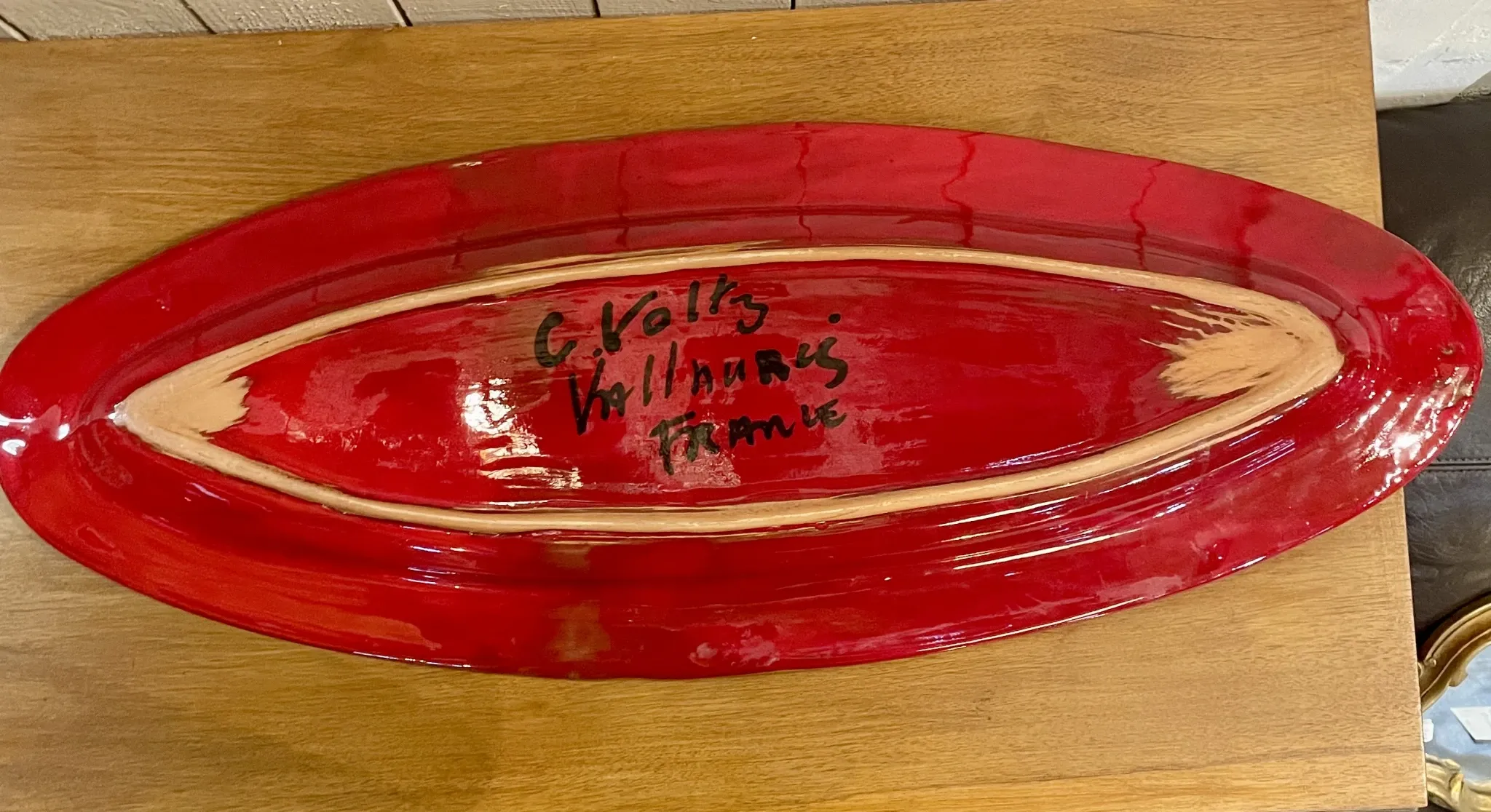 Plat en céramique rouge signé Voltz