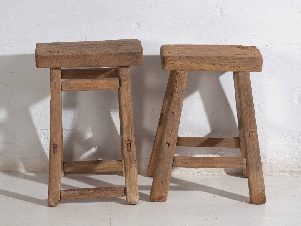 Tabourets chinois anciens en orme – Dynastie Qing, circa 1900. Ensemble de 2 pièces