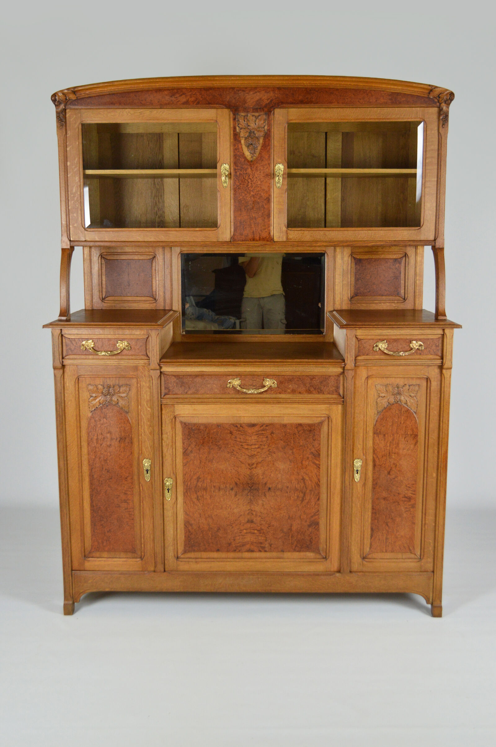 Buffet art nouveau en chêne et loupe, modèle au platane, vers 1910