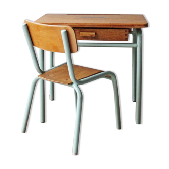 Bureau d'école maternelle et sa chaise