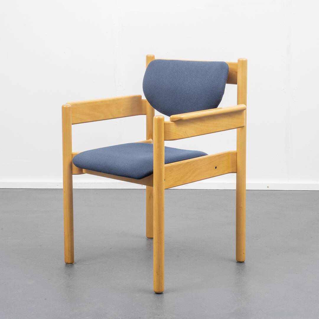Une chaise avec accoudoirs Wilde & Spieth, bois massif année 80, 4 chaises disponibles