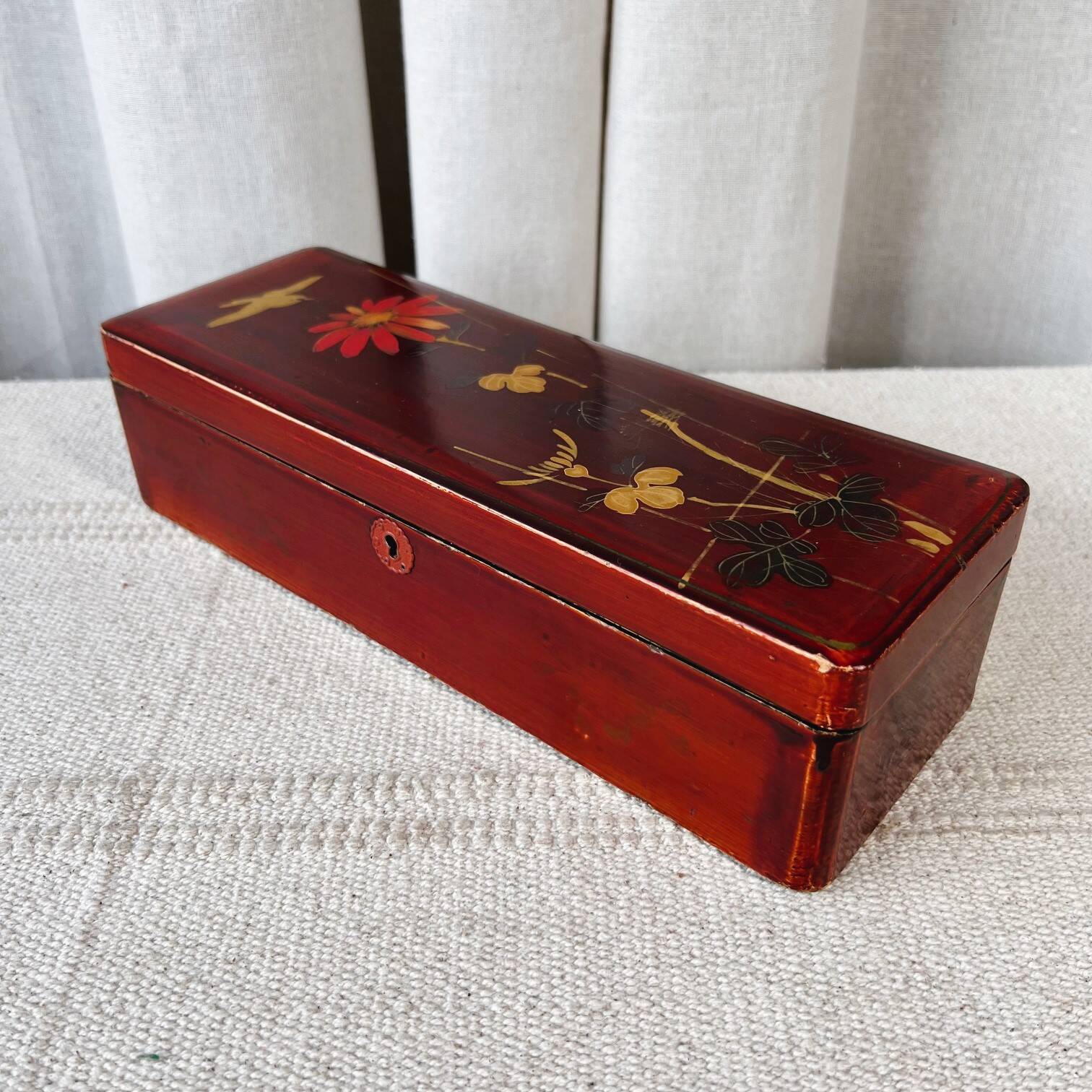 Glove box in lacquered wood