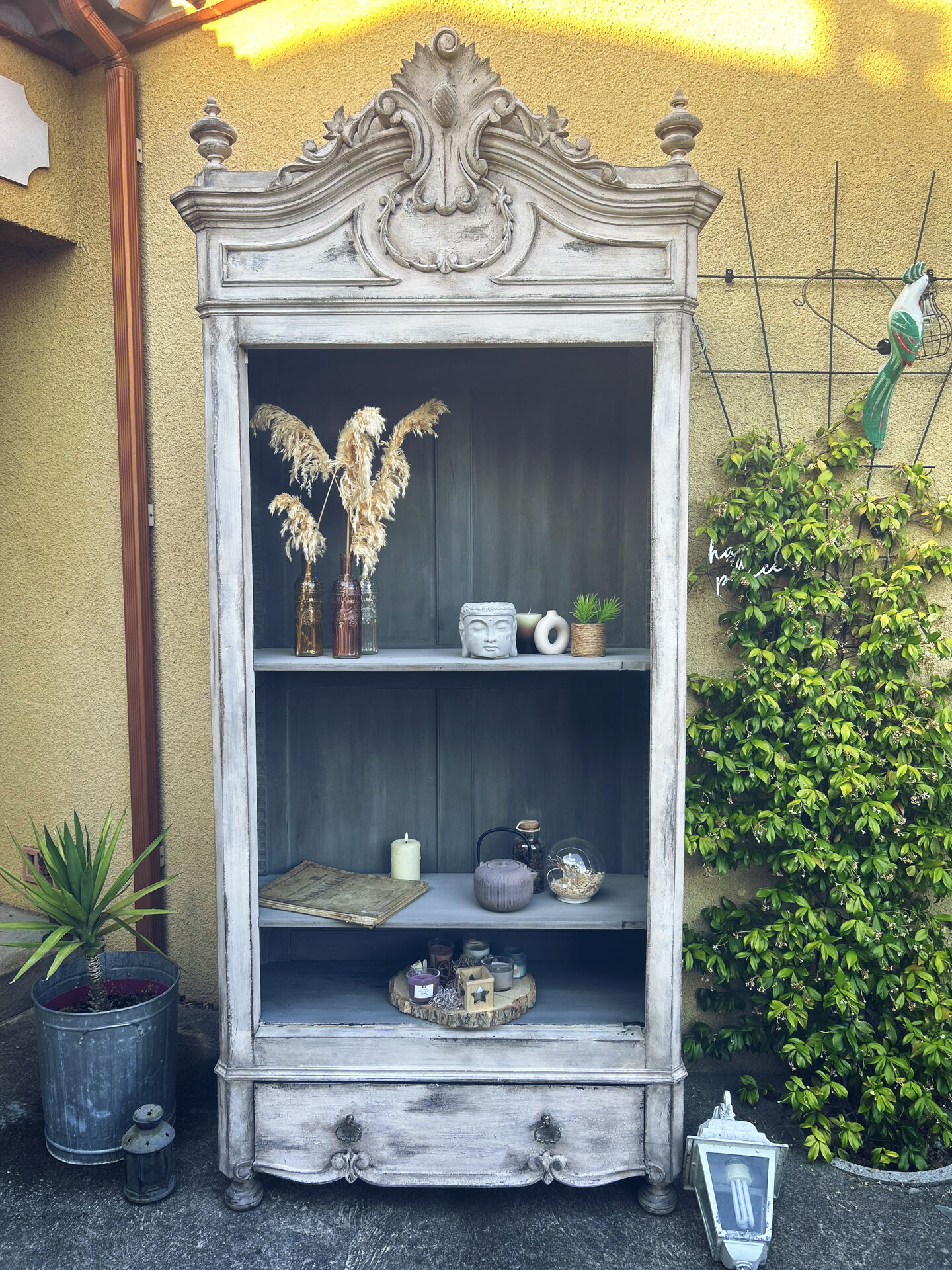 Patinated Tuscan-style bonnetière