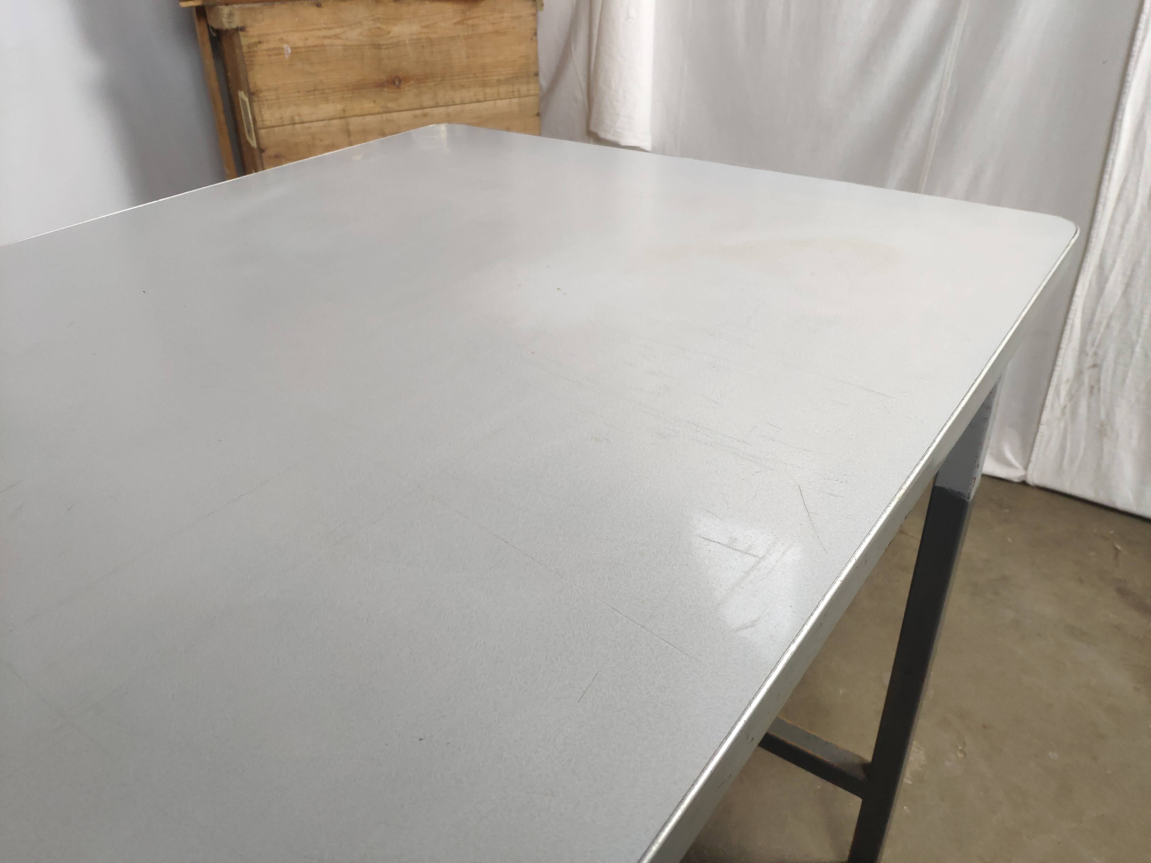 Table métallique industrielle