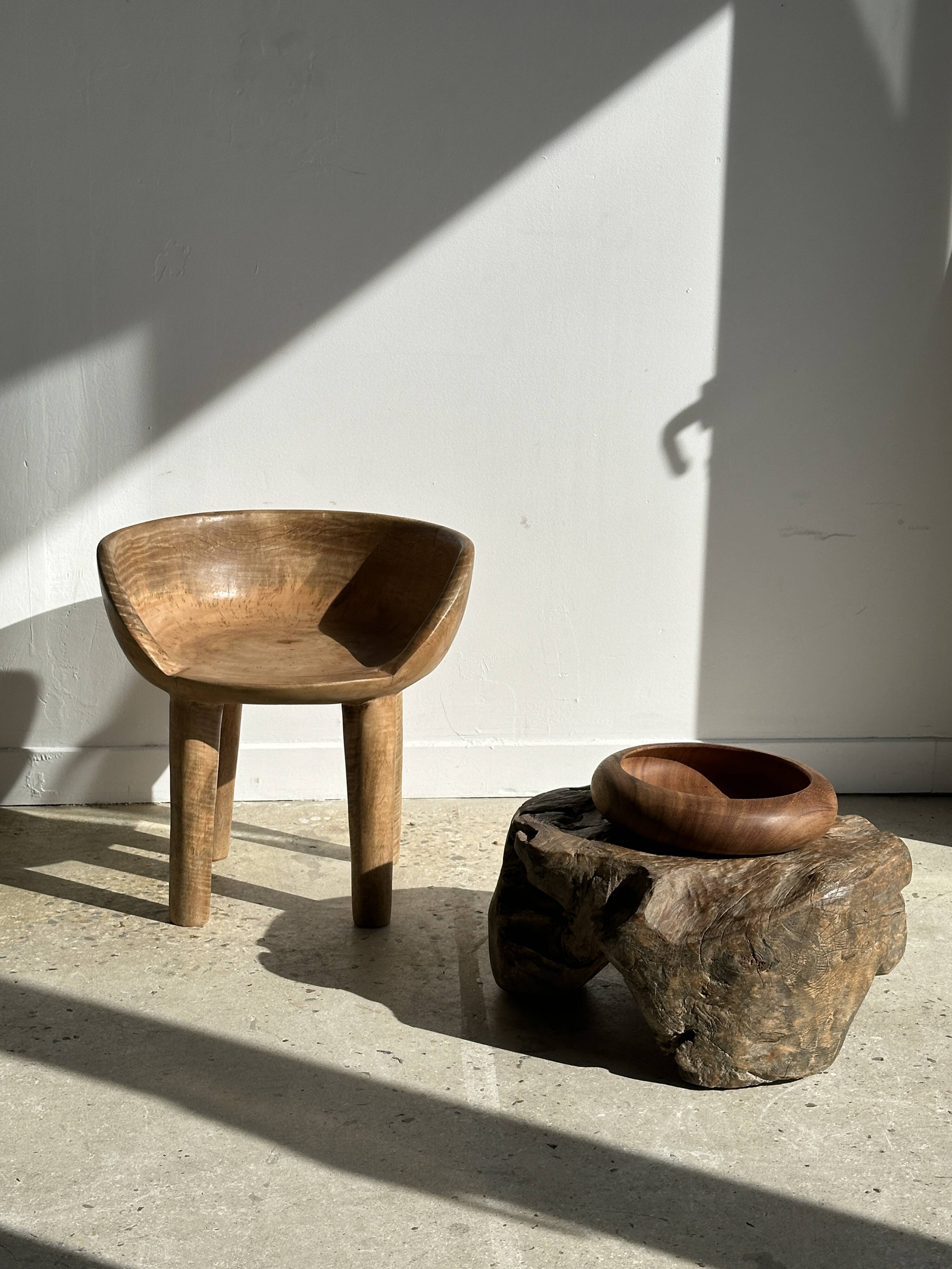 Quadripod chair with round seat and small back in natural monoxyl mango wood