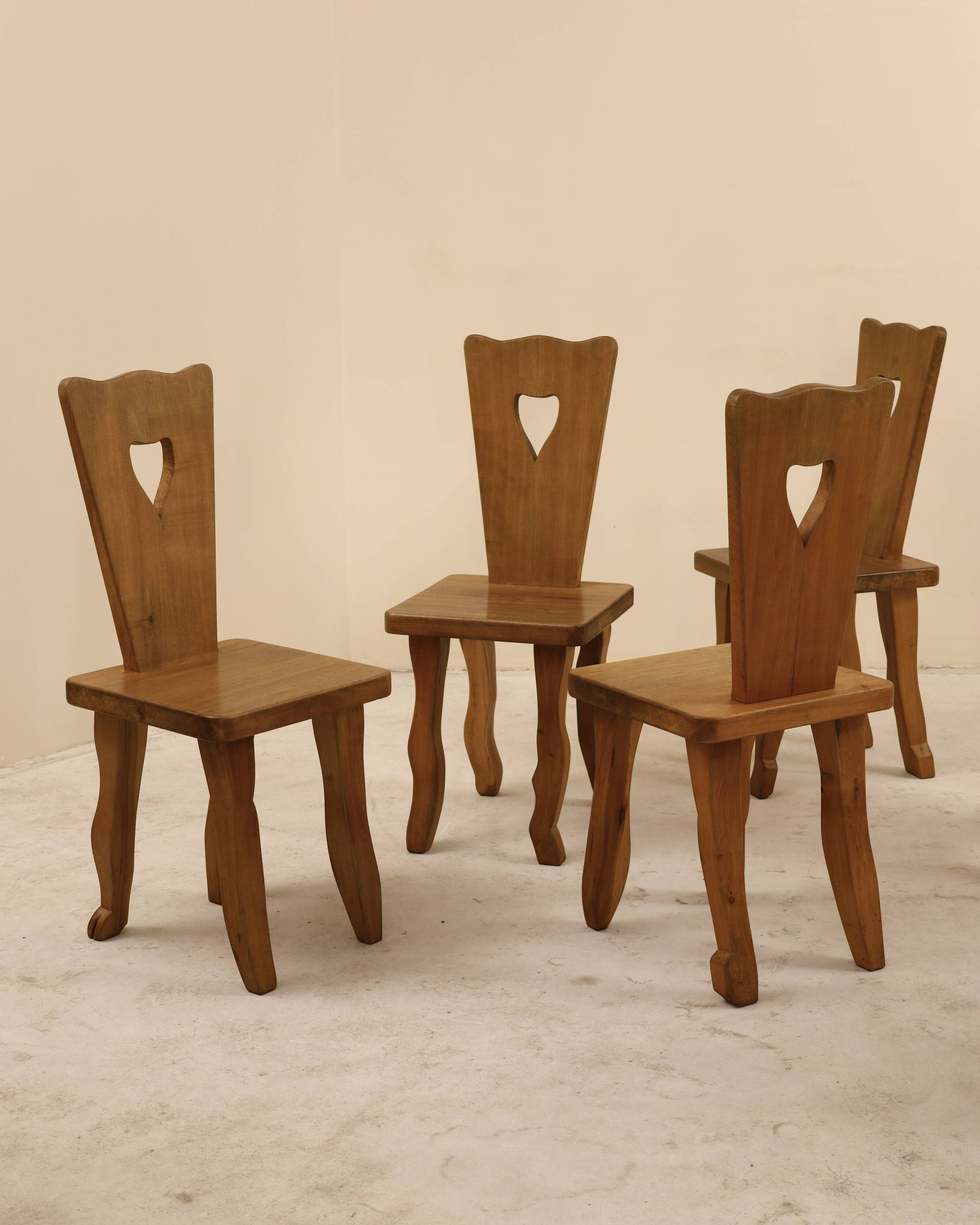 Ensemble de 6 chaises en noyer massif, France, 1970's