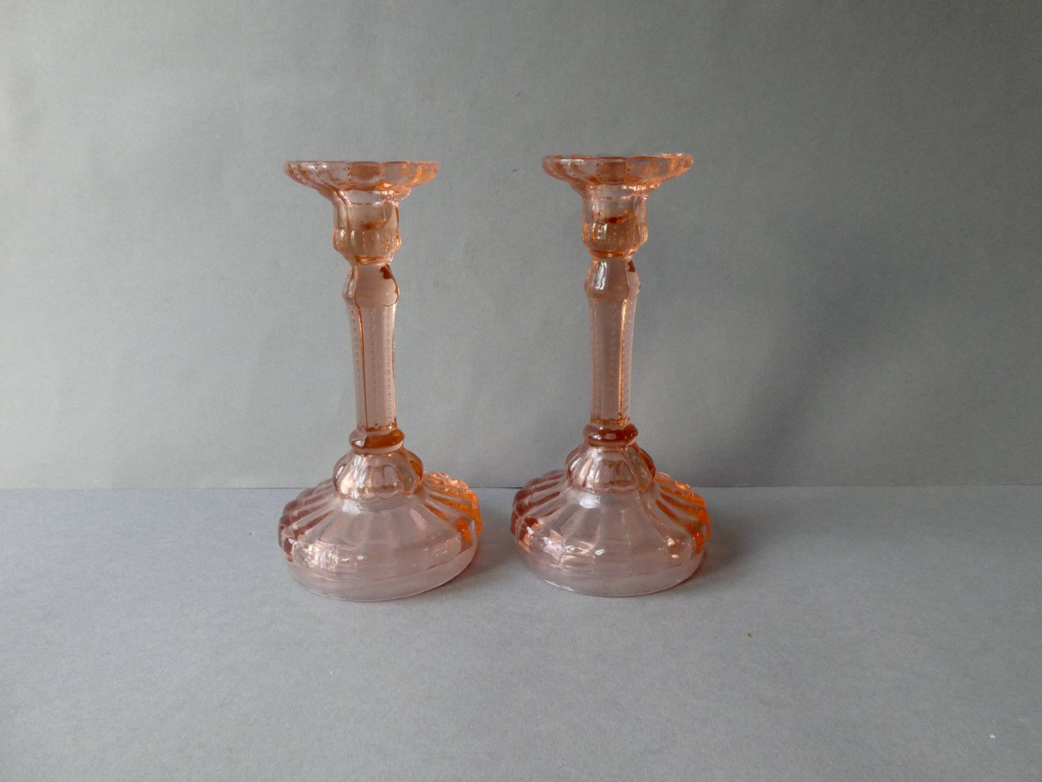 Paire de bougeoirs en verre rose