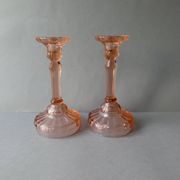 Paire de bougeoirs en verre rose