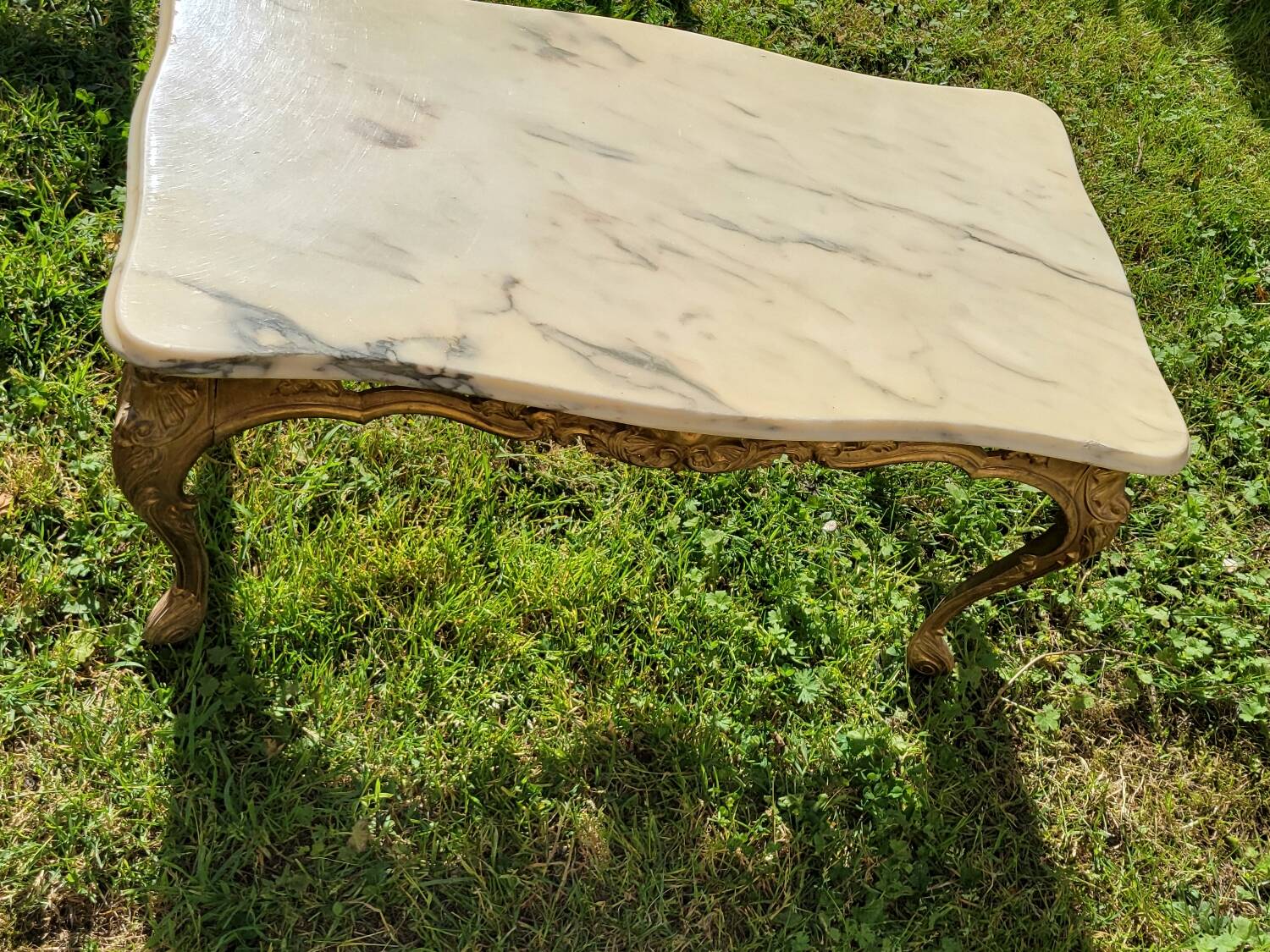 Louis XV coffee table in white Carrara marble with a gilded bronze base.