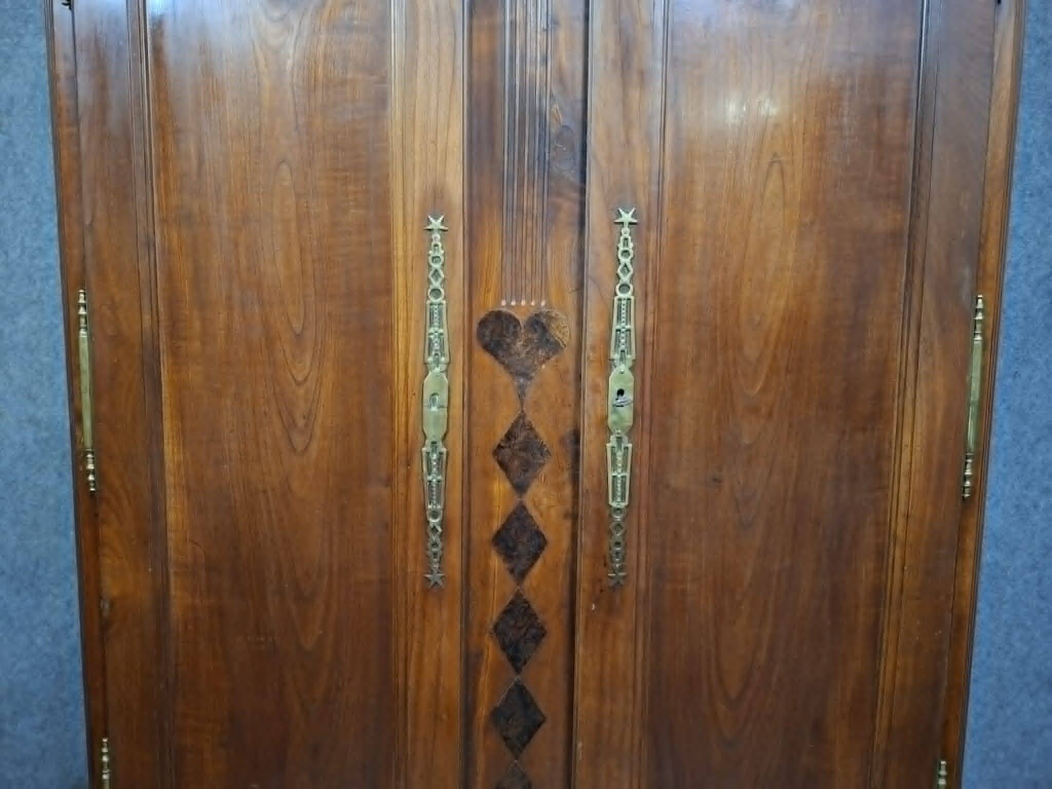 Armoire régionale époque Louis XV en noyer massif.