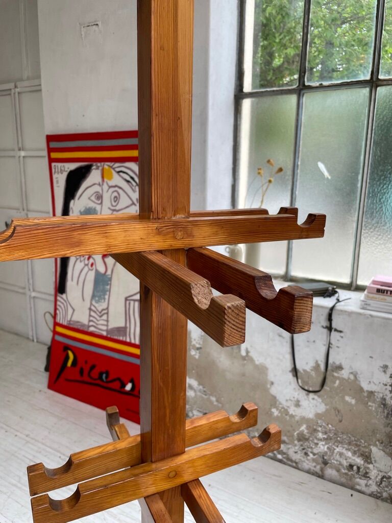 Patère wears pine coat 70