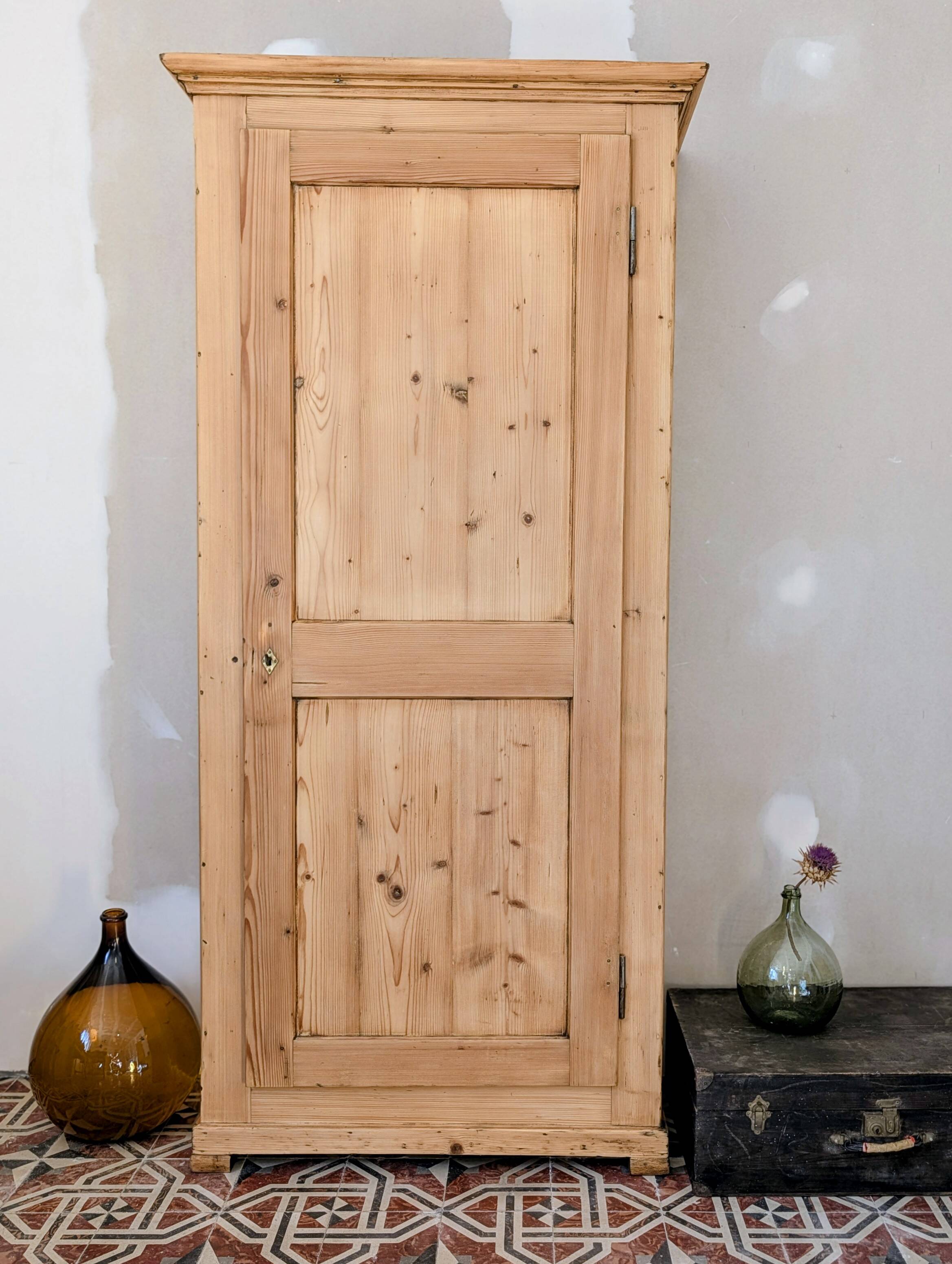 Bonnetière ancienne en pin décapé