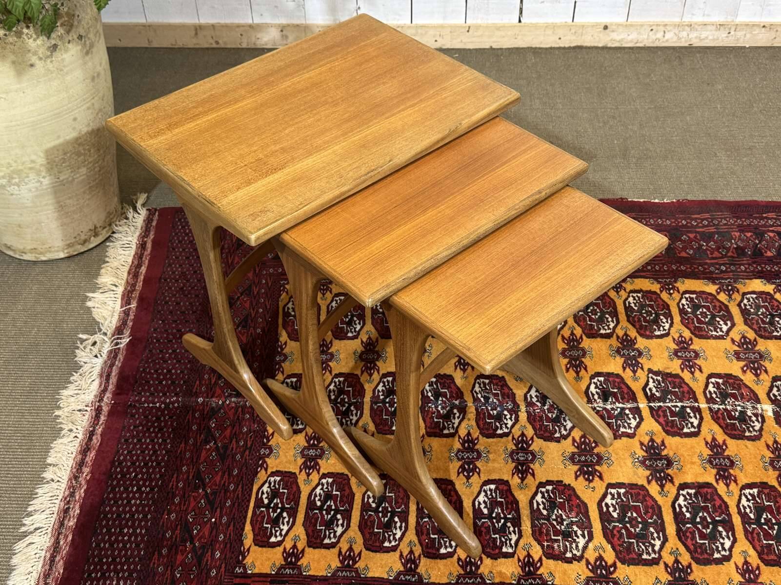 Suite de tables gigognes en teck des années 1970 de la marque GPlan
