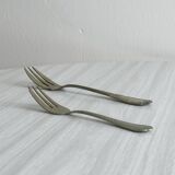 Paire de fourchettes en métal argenté, design orné