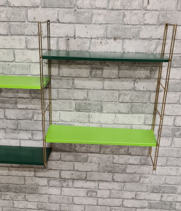 Etagere string style tomado 1960 metal 4 tablettes 3 montants. Montant or petites traces d oxidation