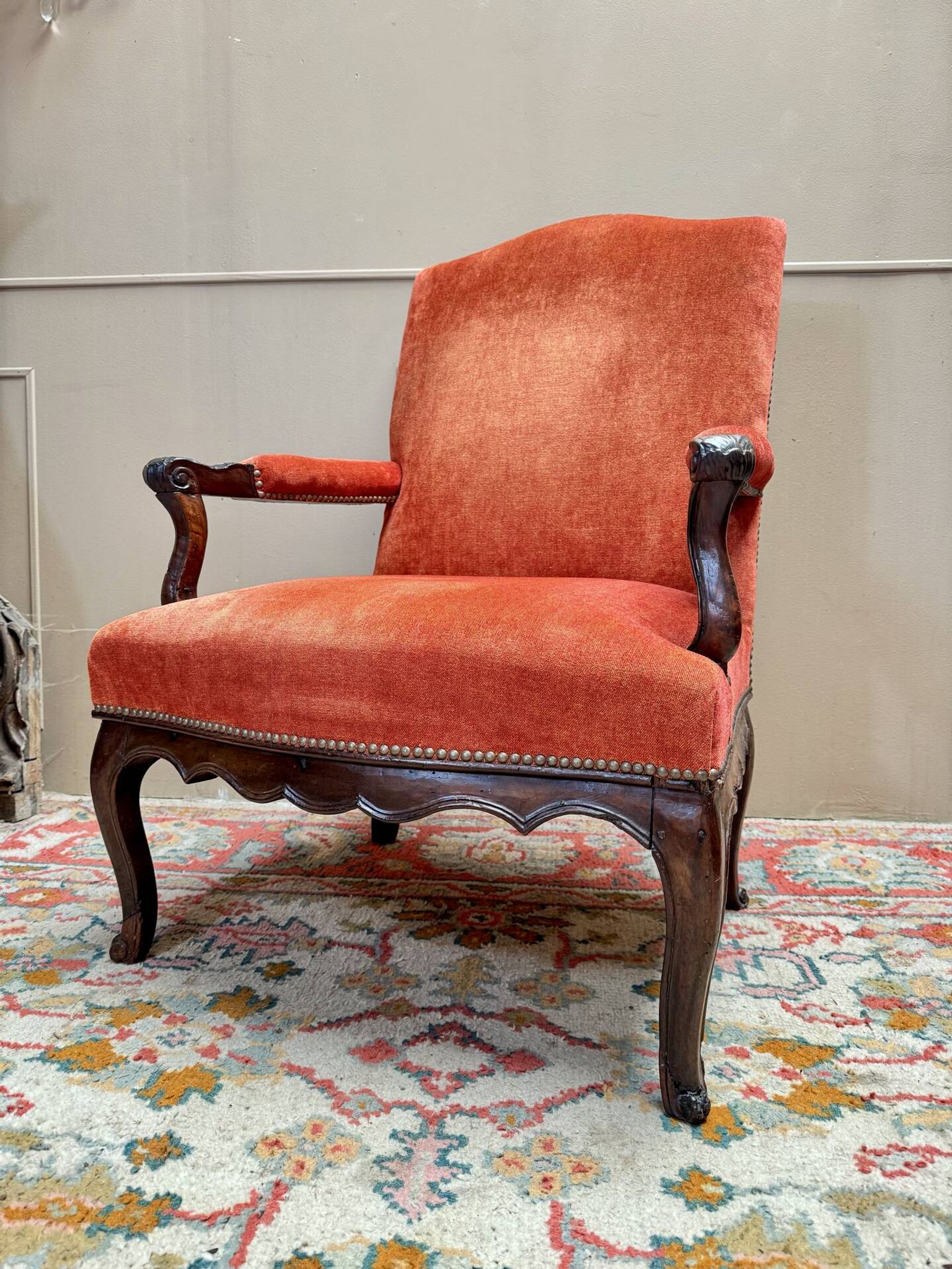 FAUTEUIL EN NOYER D’ÉPOQUE RÉGENCE XVIII EME SIÈCLE