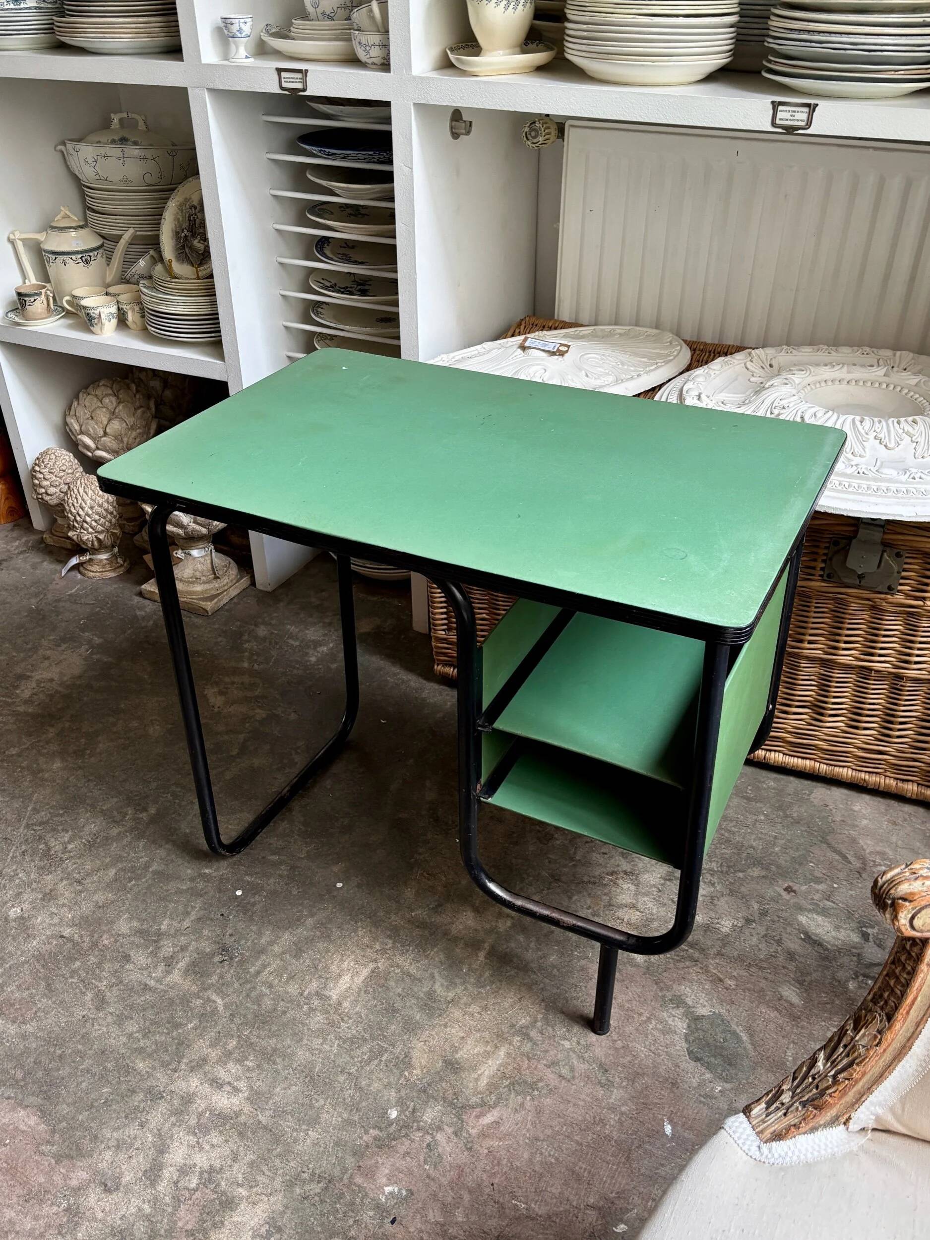 Bureau en métal noir et vinyle vert