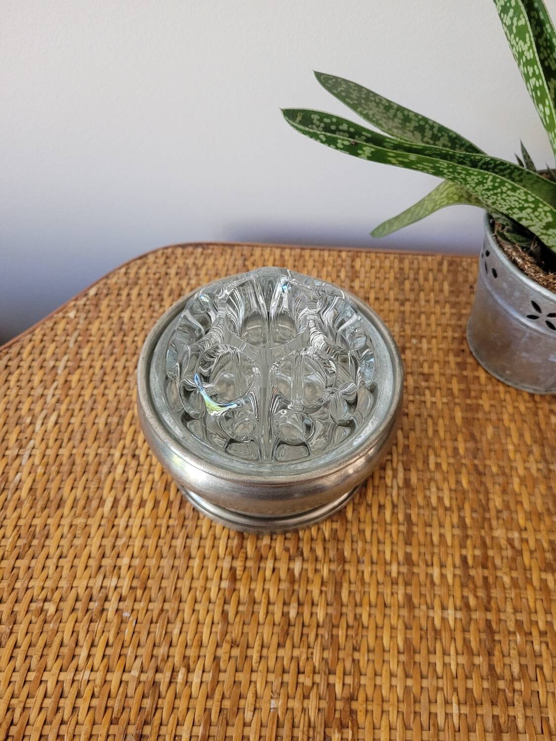 Reims glass flower vase with tin support