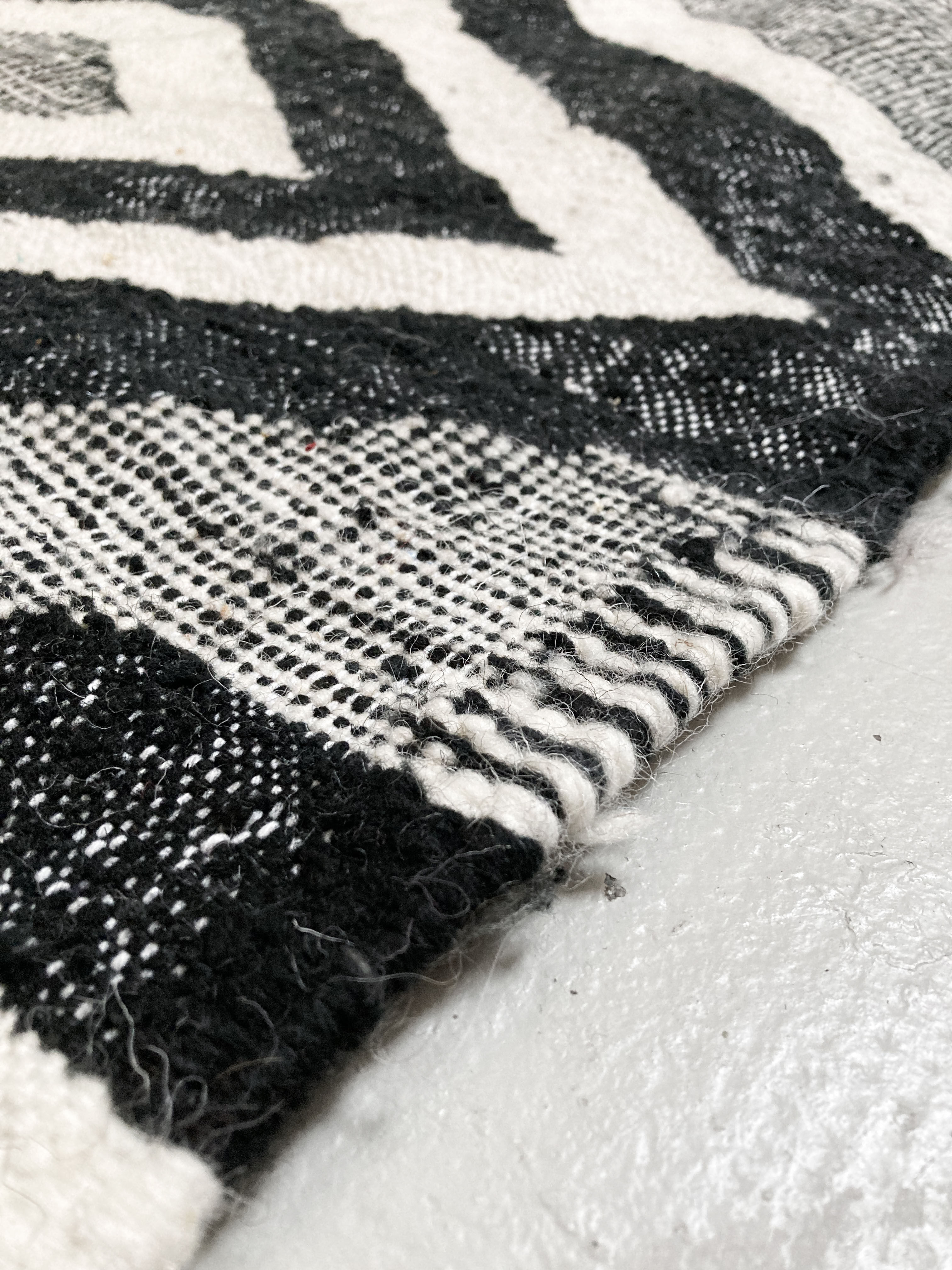 Kilim Berber Moroccan ecru with black graphic patterns 253x158cm