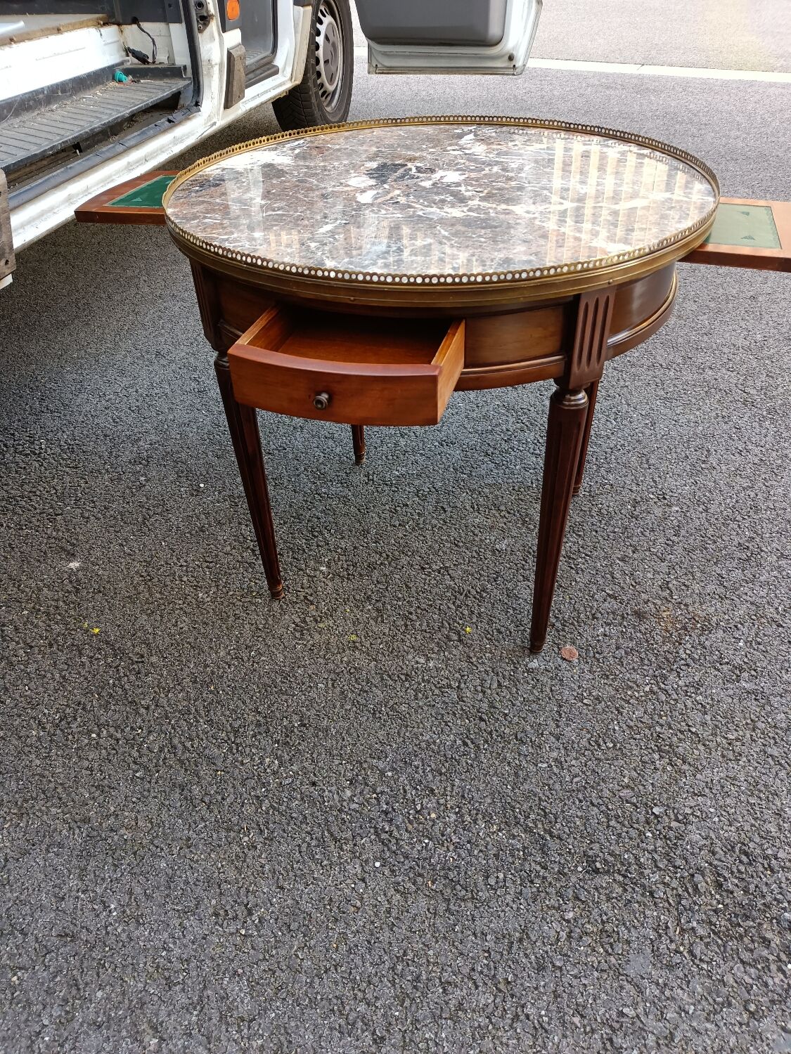 Table bouillotte style Louis XVI marble top