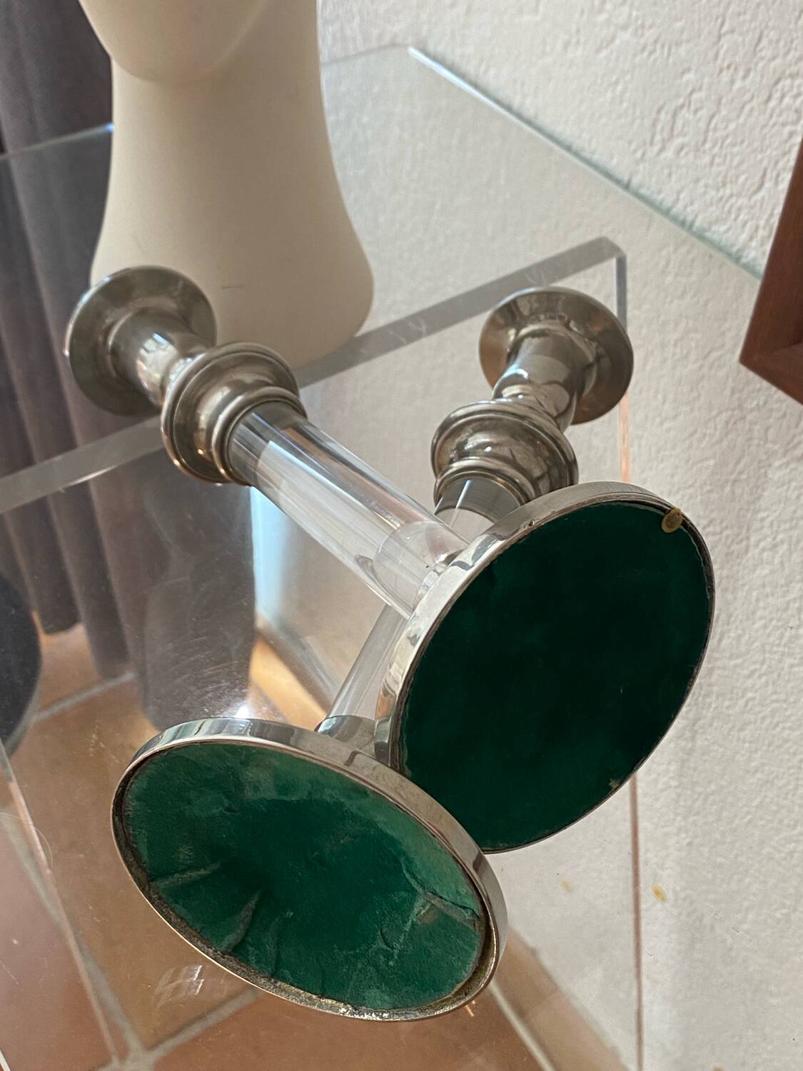 Paire de bougeoirs design en lucite et métal, années 60
