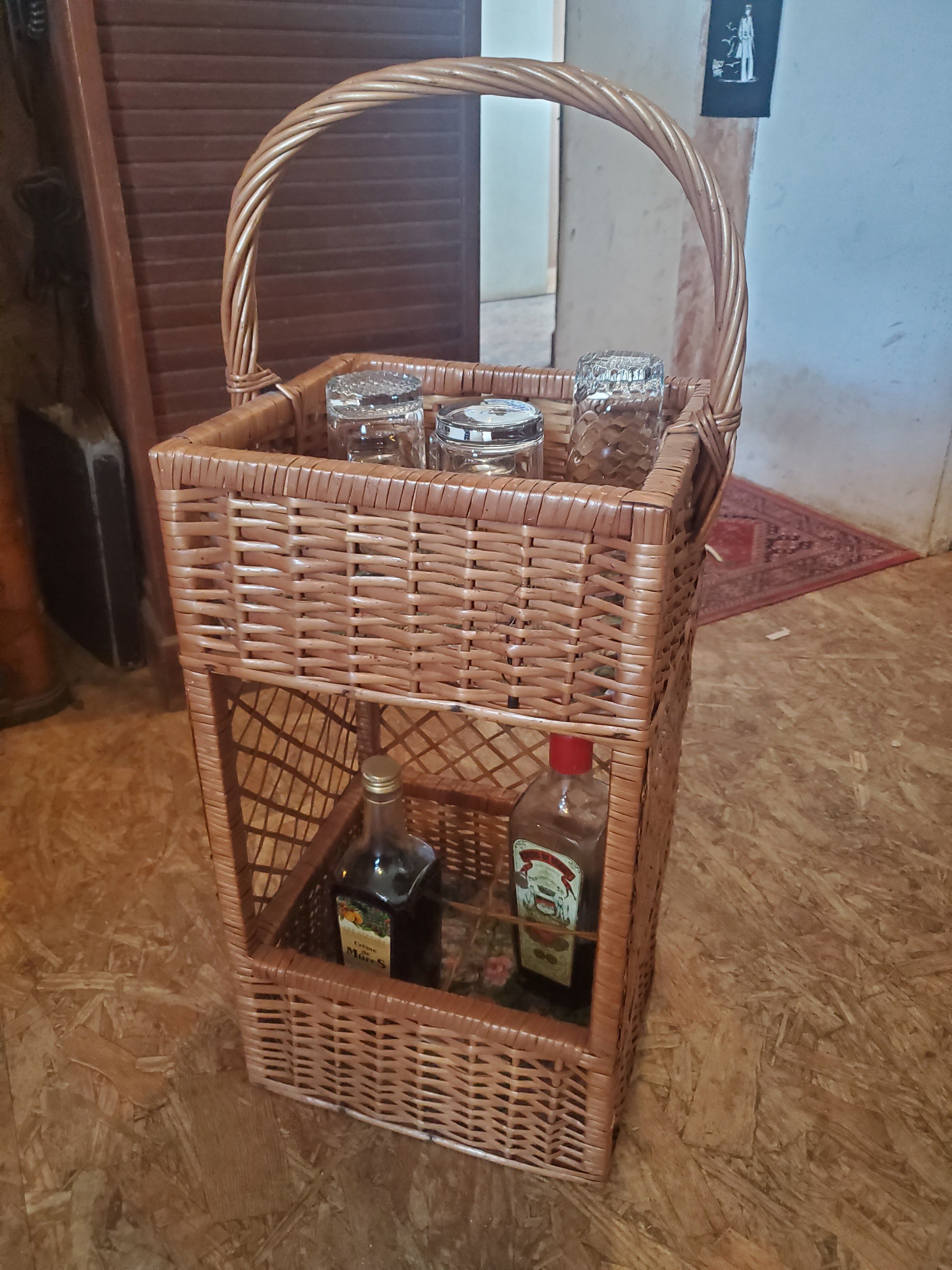 Portable rattan bar