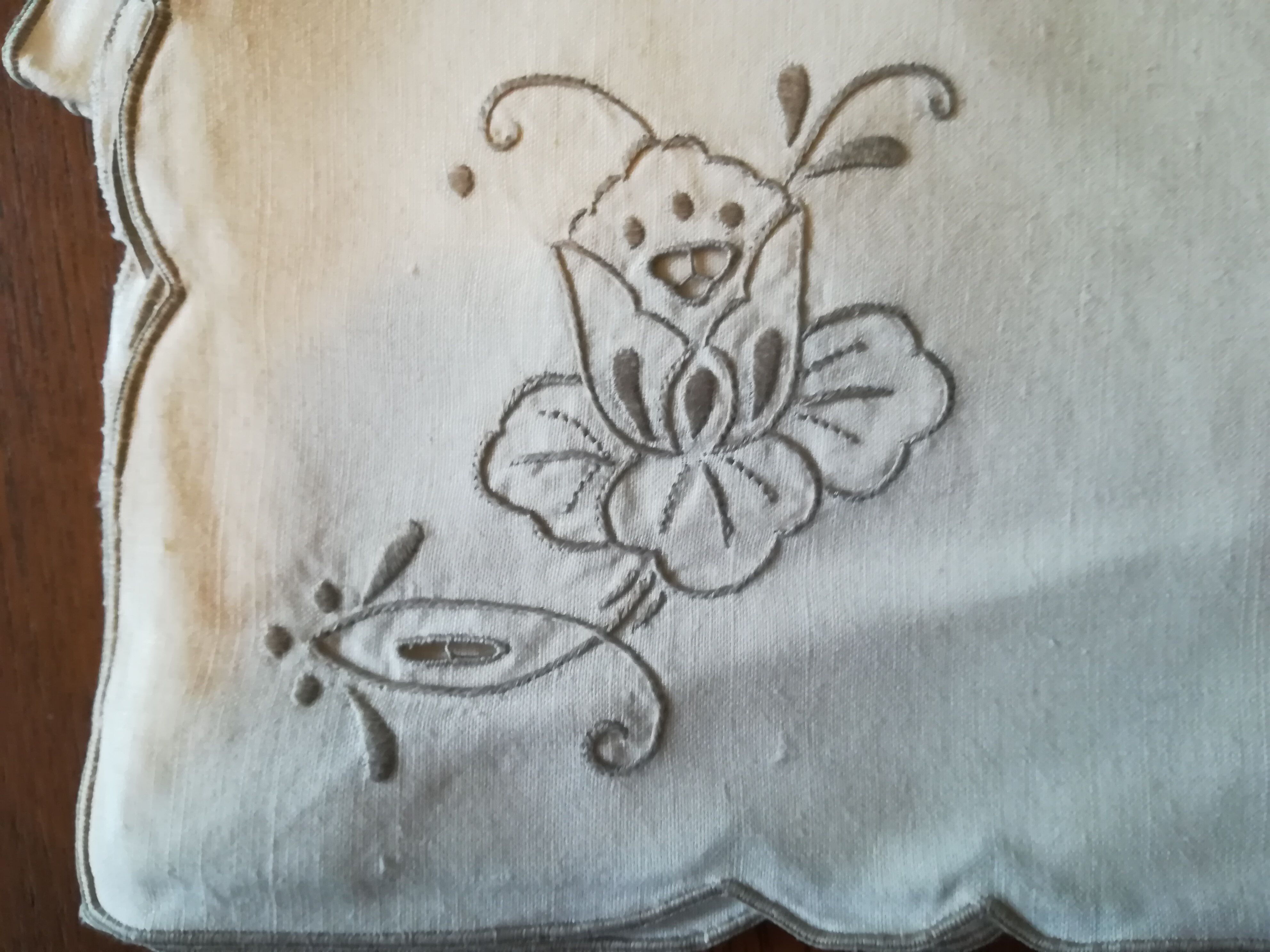 Round off-white tablecloth embroidered with grey flowers with 8 matching napkins - festive table