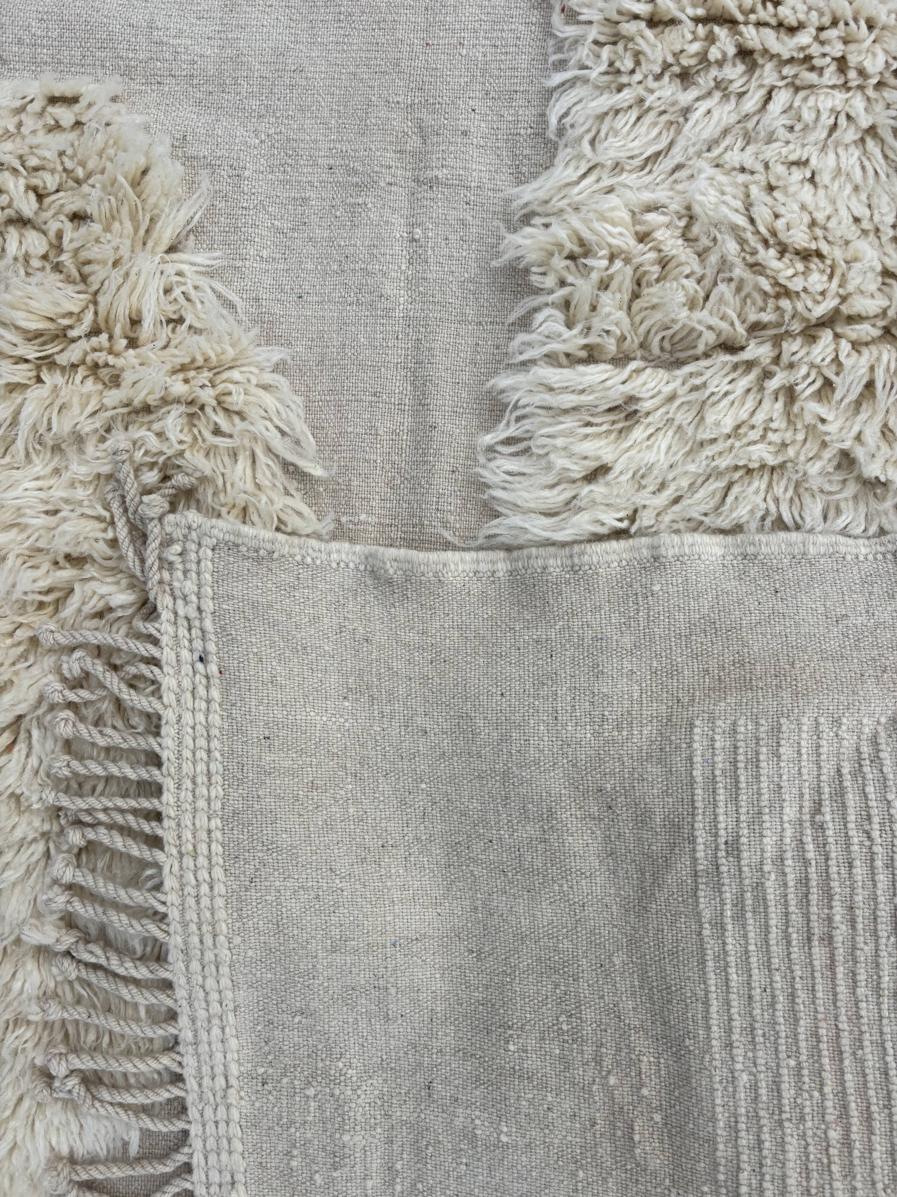 Tapis Beni Ouarain marocain en laine écrue