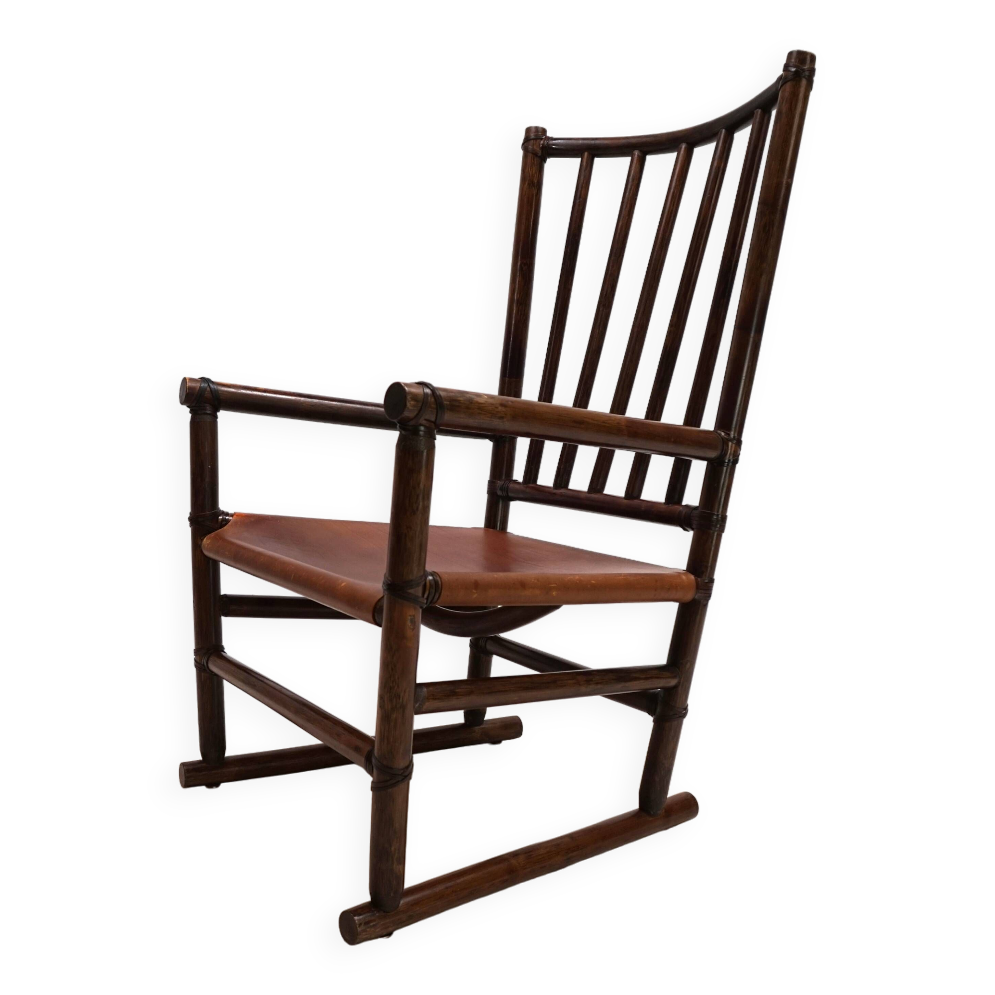 Fauteuil Manou en rotin et assise en cuir, 1960