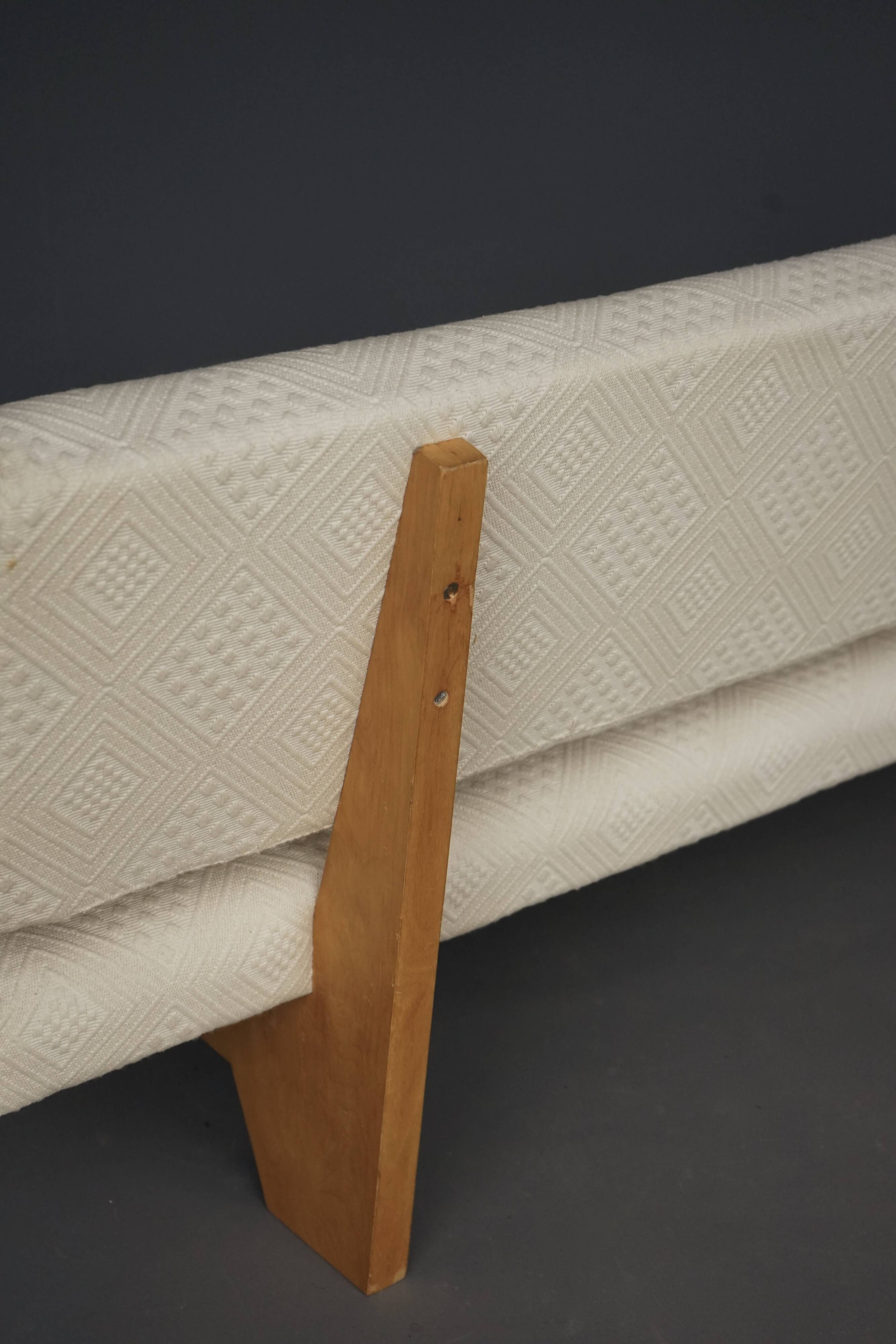 Canapé compact de style néerlandais avec base en bois. Années 1960.