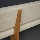 Canapé compact de style néerlandais avec base en bois. Années 1960.