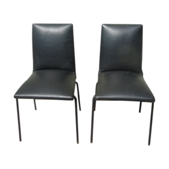 Lot de 2 chaises simili noir par Pierre Guariche