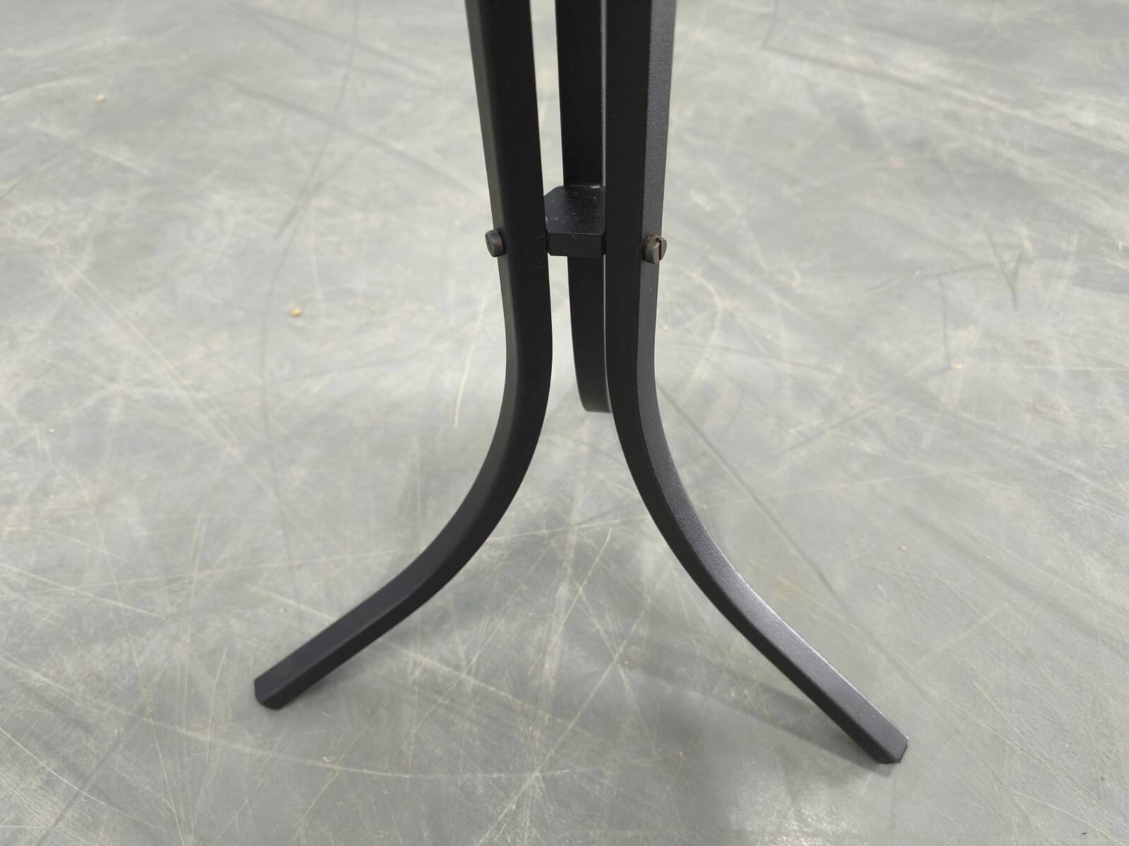 Table d'appoint en marbre italien avec base en fer noir, années 1970