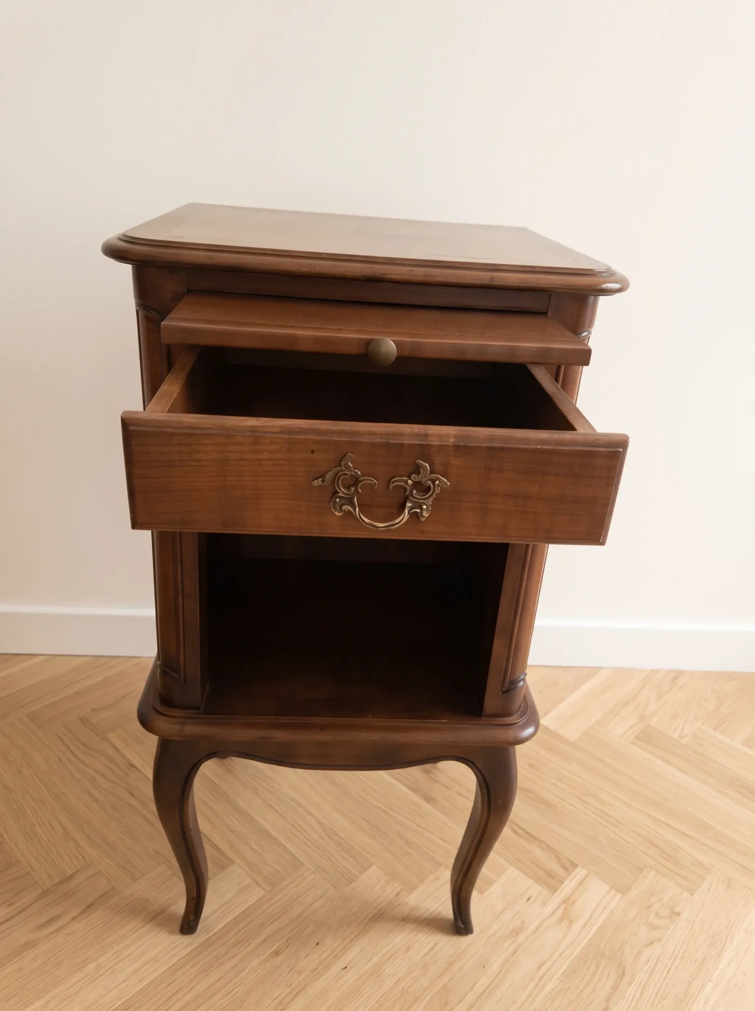 Table d'appoint style Louis XV en bois avec tiroir et niche