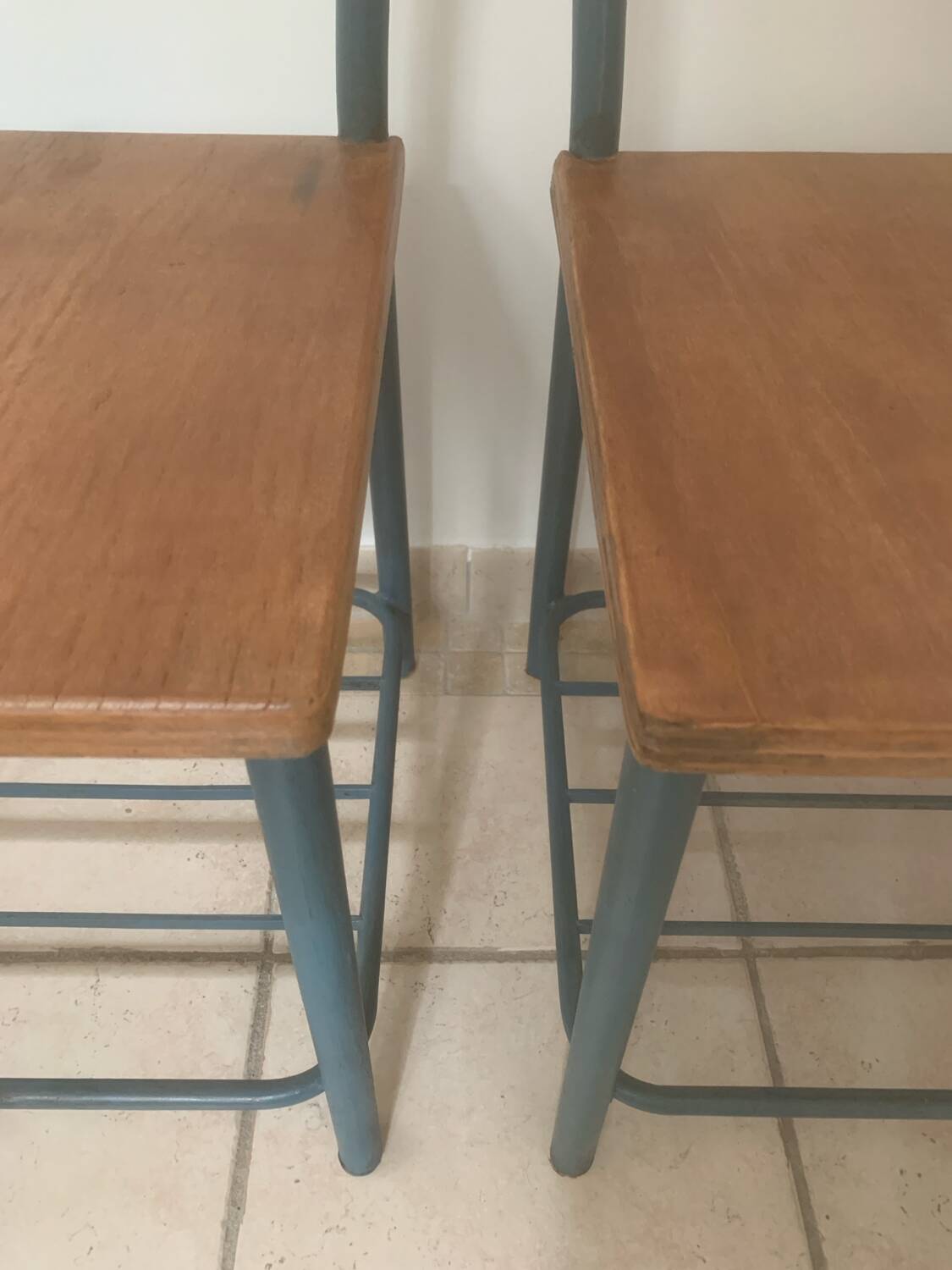 Paire de chaises, chevets d’internat vintage