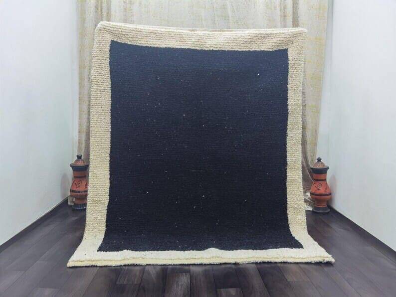 Tapis en laine noire