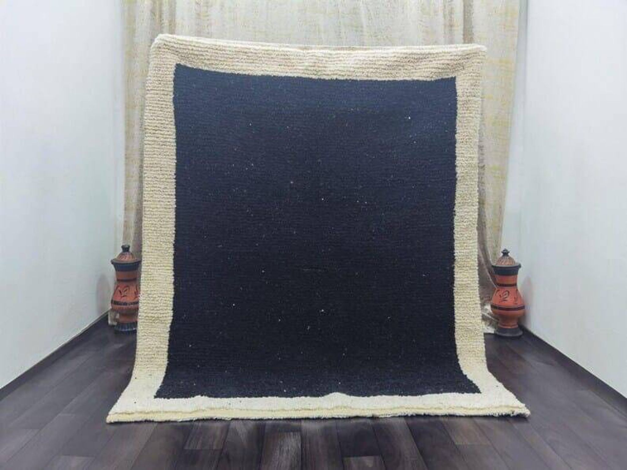 Tapis en laine noire