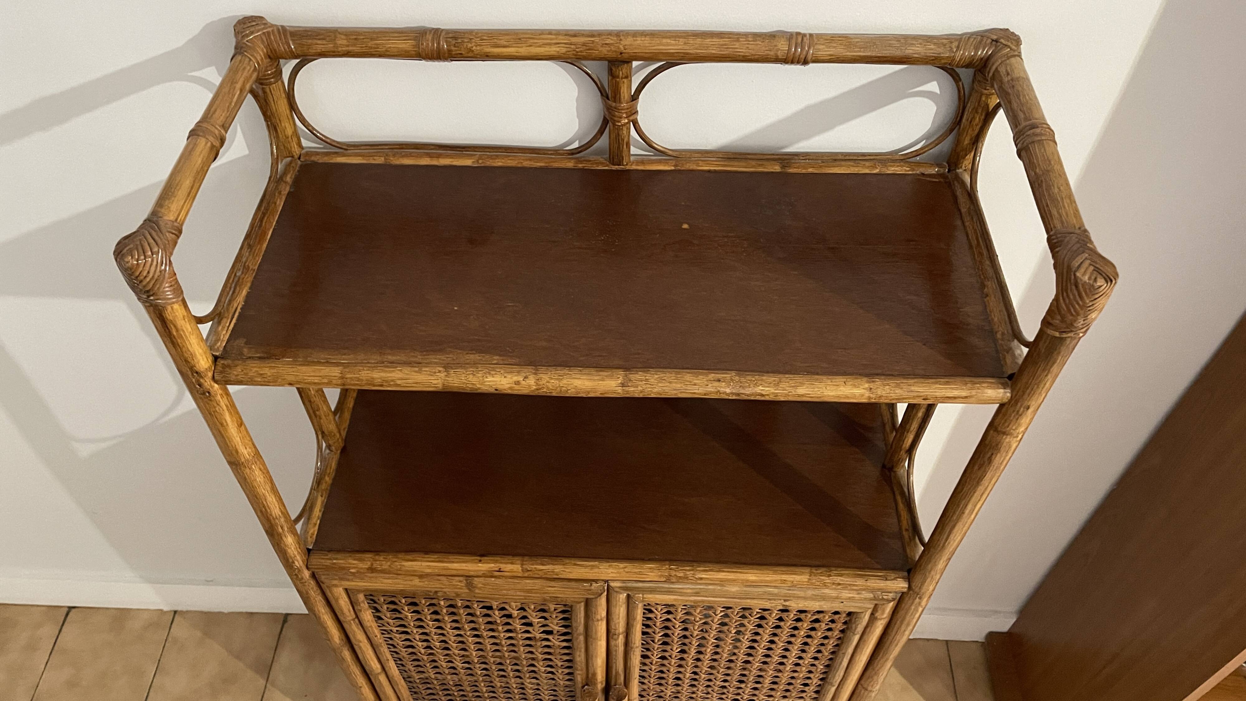 Shelf on wicker legs