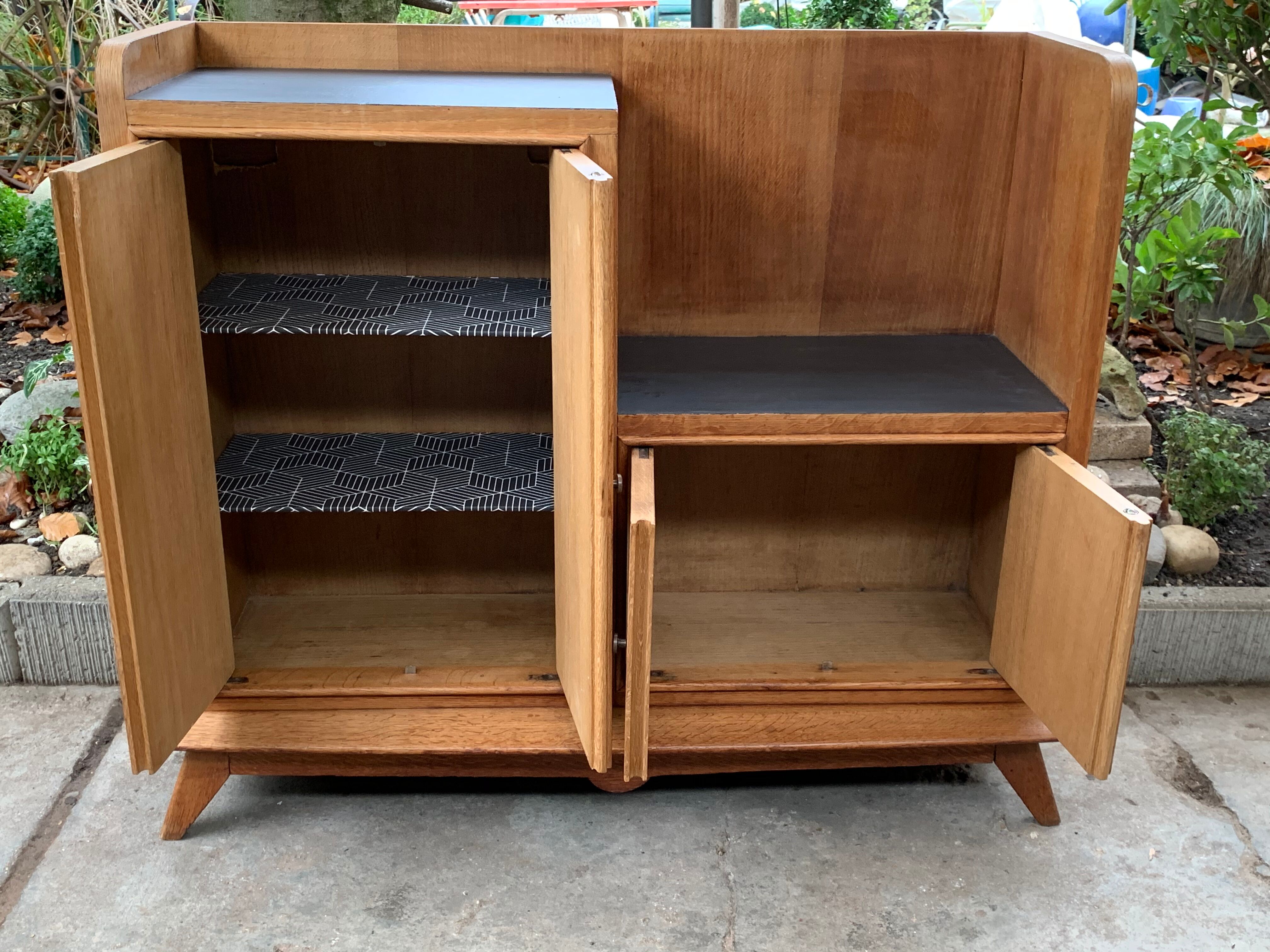 Buffet asymmetrical compass feet