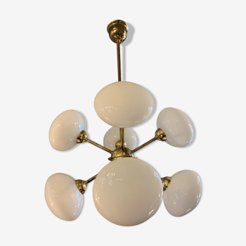 Lustre design sputnik en laiton doré, 8 globes boules verre opaline, ca 1970