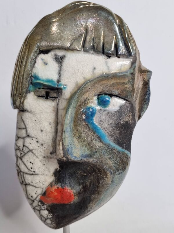 Sculpture contemporaine, masque en céramique raku sur socle en bois, signé