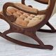 Chaise berçante scandinave des années 1960, velours de mobilier, bois de hêtre foncé.
