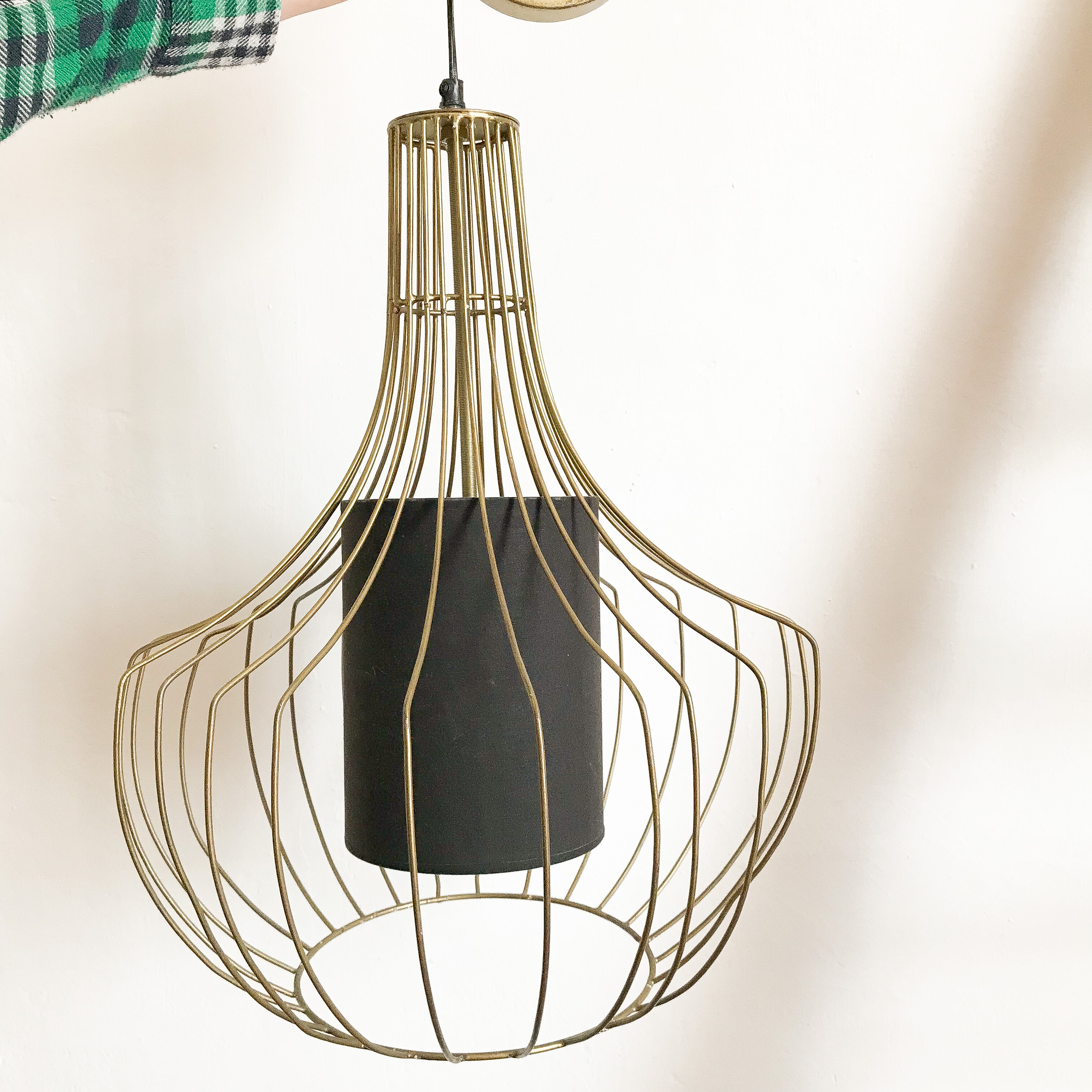 Pear-shaped gold wired suspension