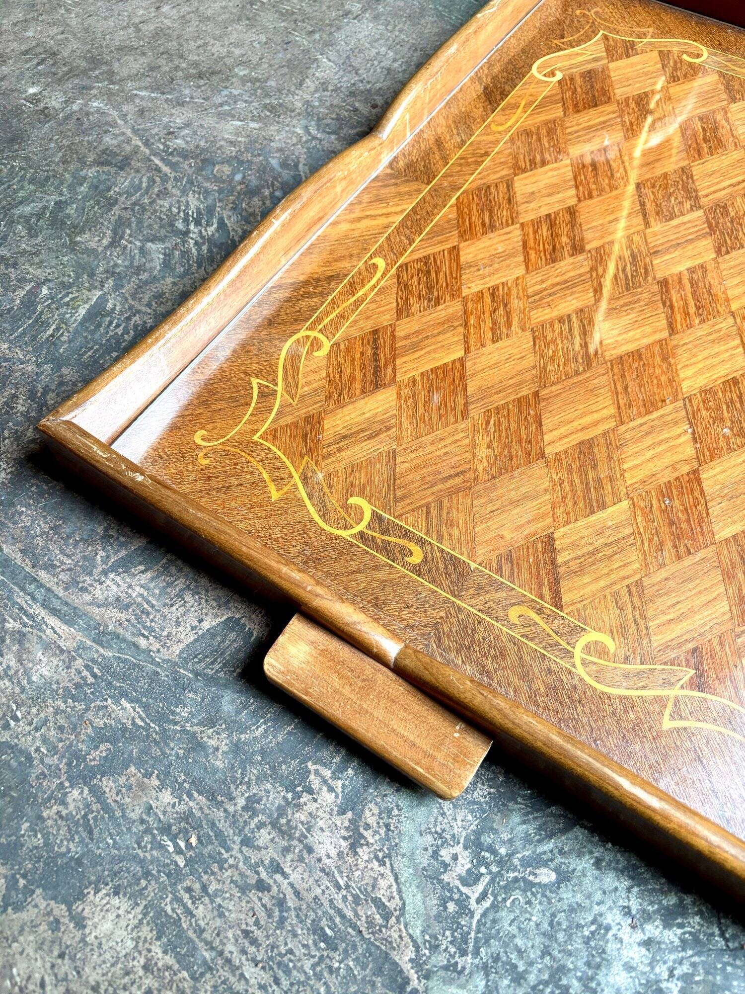 Plateau en bois marquetté et verre