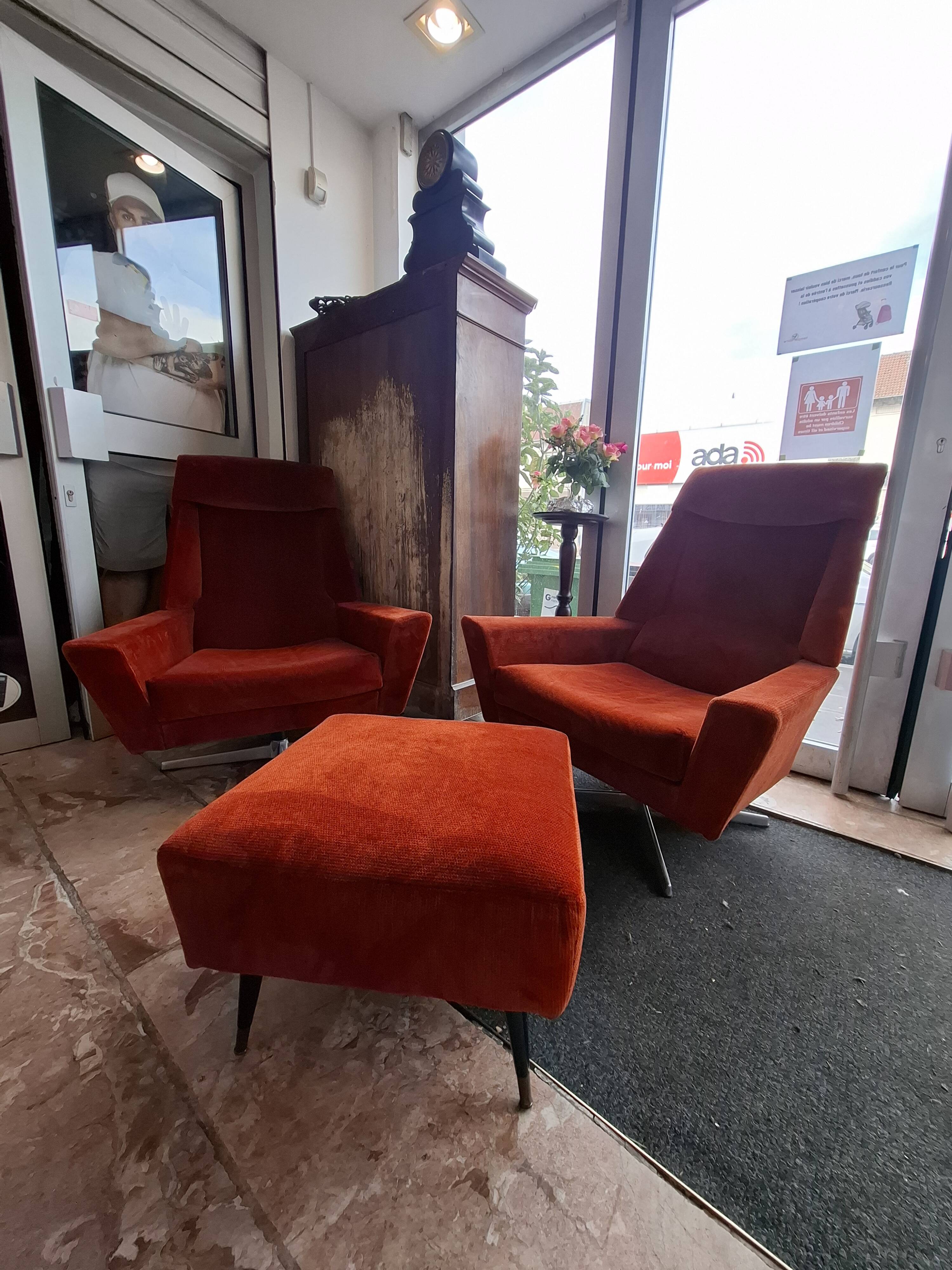 Lot of 2 armchairs and 1 ottoman.