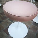 Table avec 5 chaises et 1 tabouret, d' Eero Saarinen pout Knoll